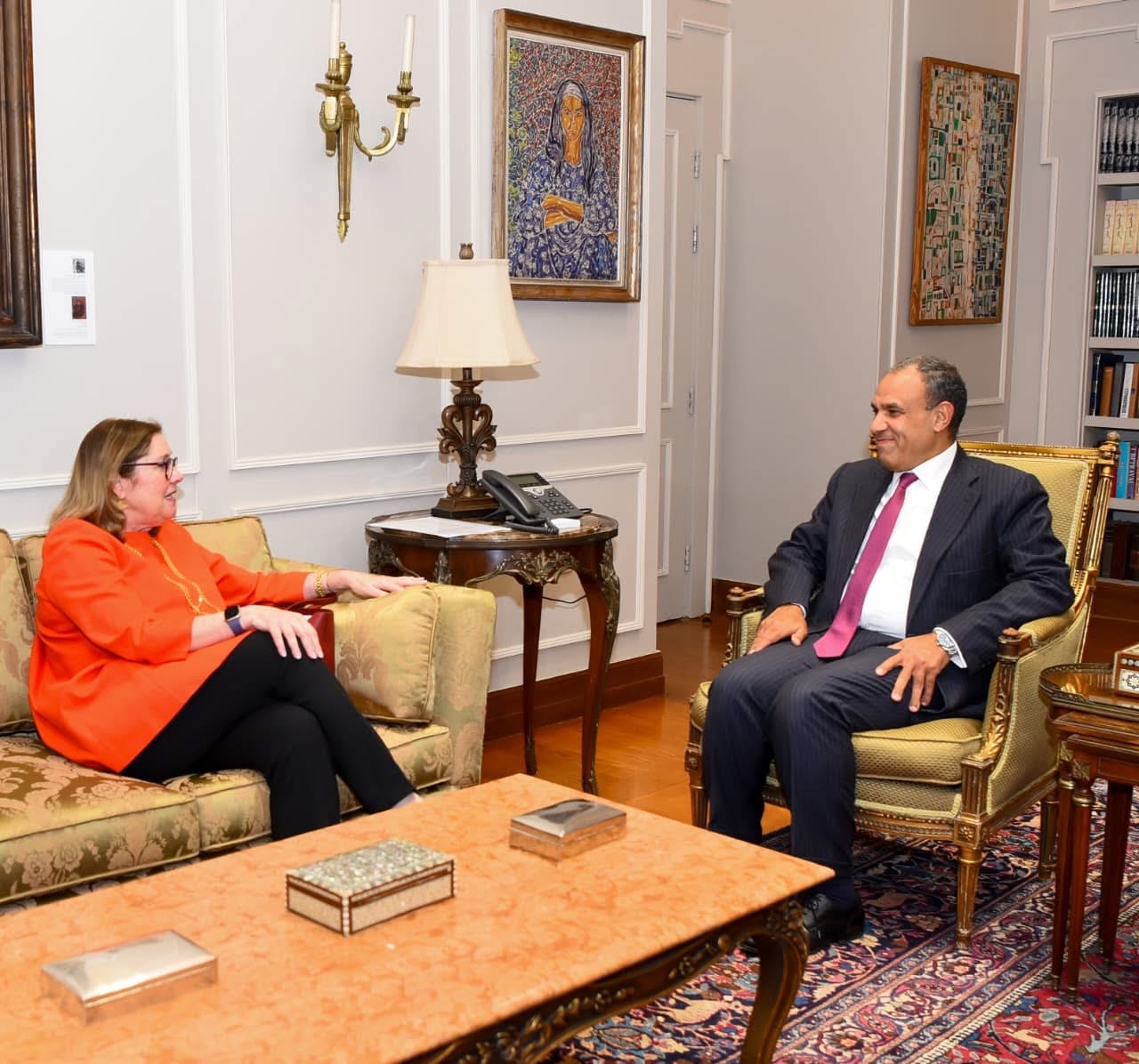 وزير الخارجية المصري بدر عبدالعاطي خلال لقائه بالمدير العام للقوة المتعددة الجنسيات والمراقبين في سيناء إليزابيث ديبل