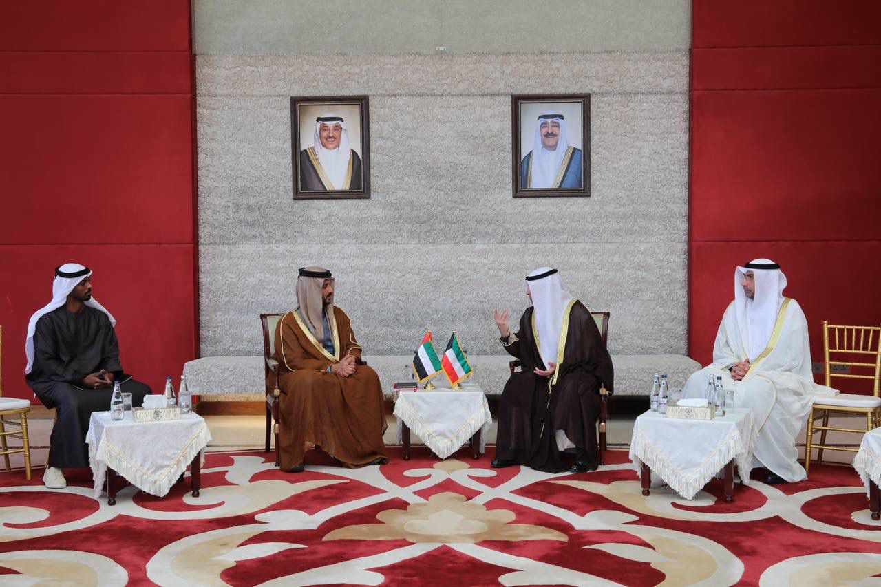 وزير الإعلام والثقافة ووزير الدولة لشؤون الشباب الكويتي عبد الرحمن المطيري مع وزير الاقتصاد والسياحة الإماراتي عبد الله المري