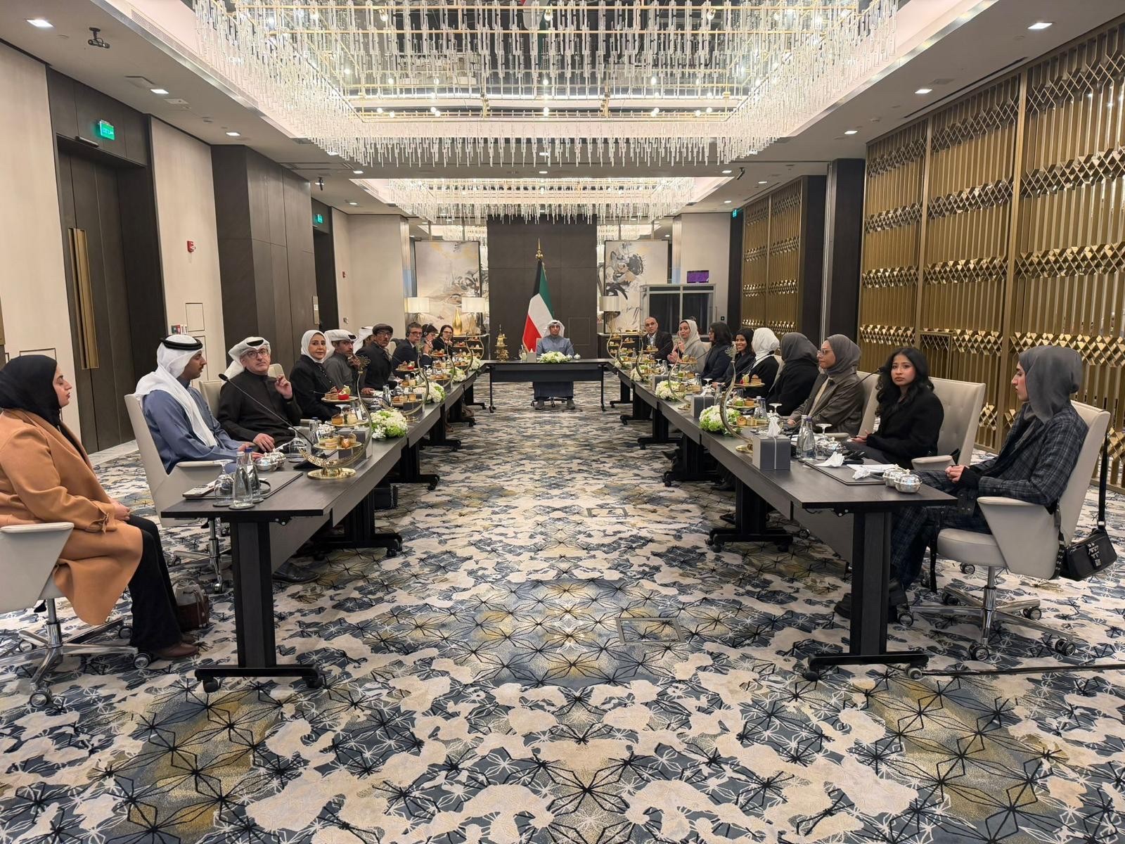 وزير الإعلام والثقافة ووزير الدولة لشؤون الشباب عبد الرحمن المطيري خلال لقائه وفد منظمة الصندوق الدولي للمعالم