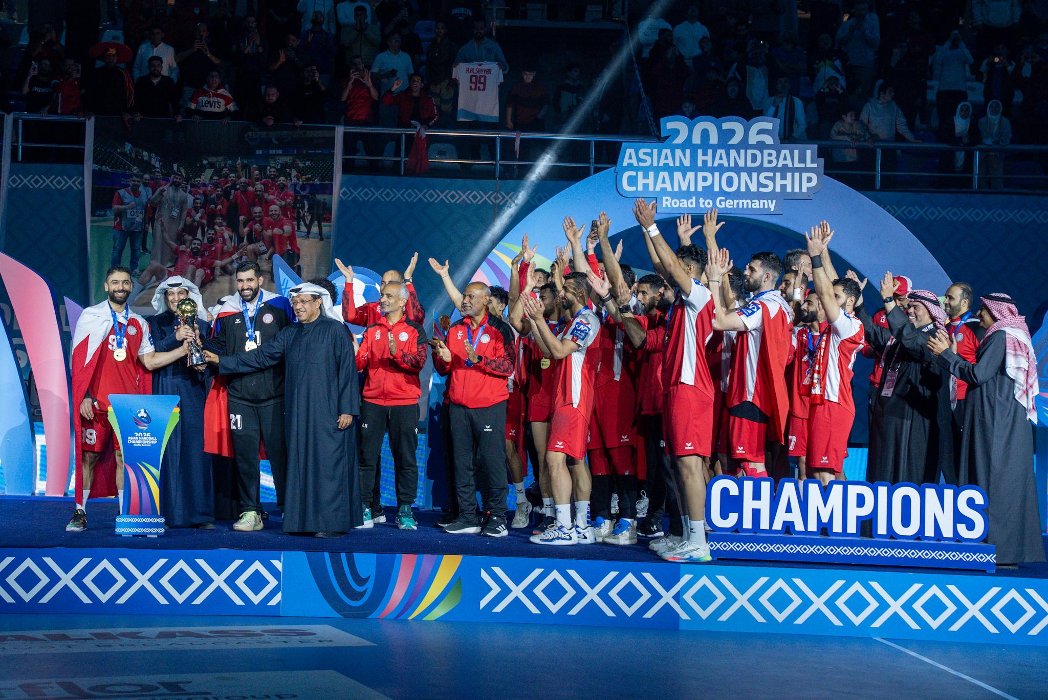 وزير الإعلام والثقافة ووزير الدولة لشؤون الشباب عبد الرحمن المطيري خلال تسليم الجوائز