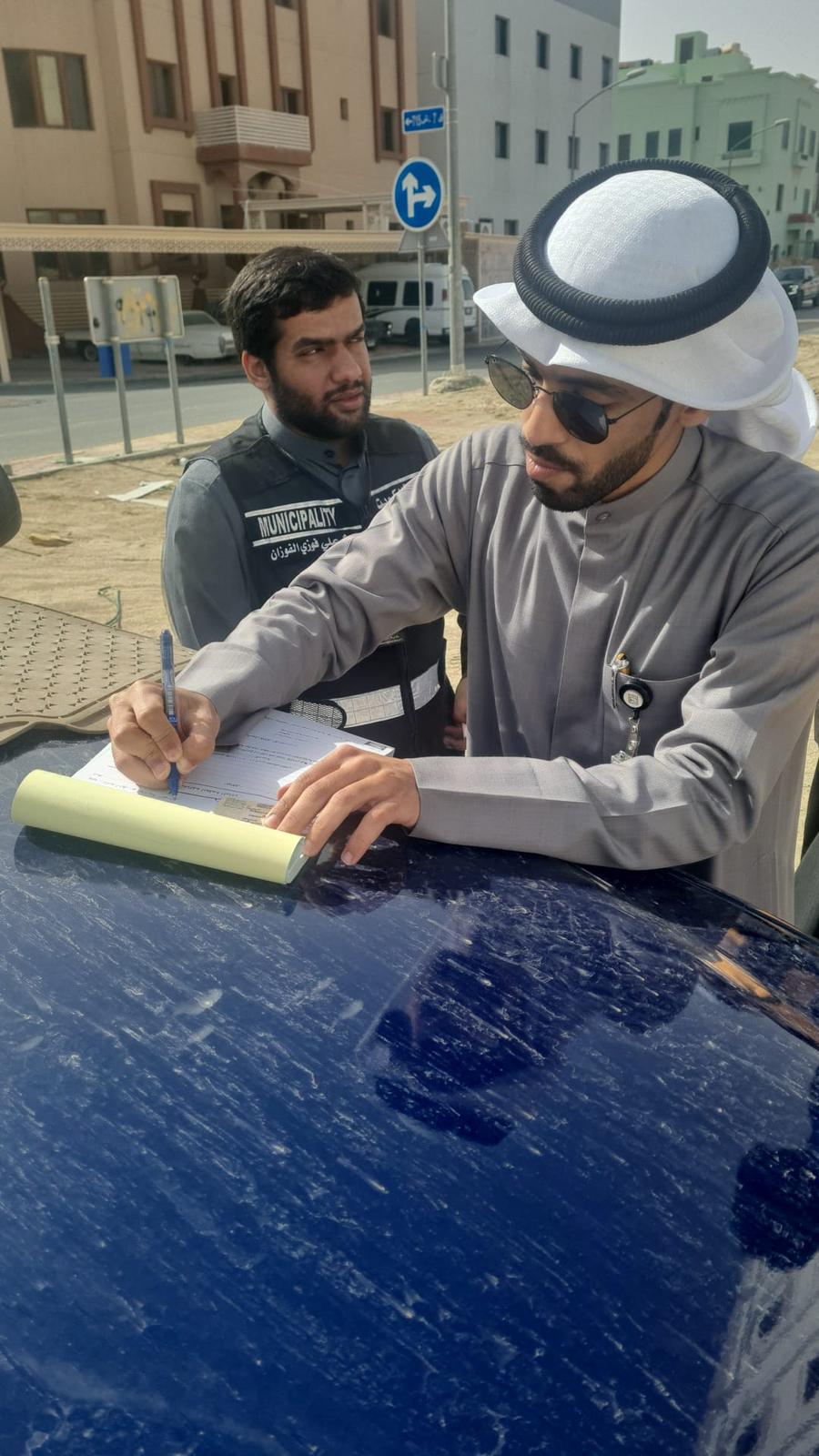 موظف البلدية يسجل مخالفة