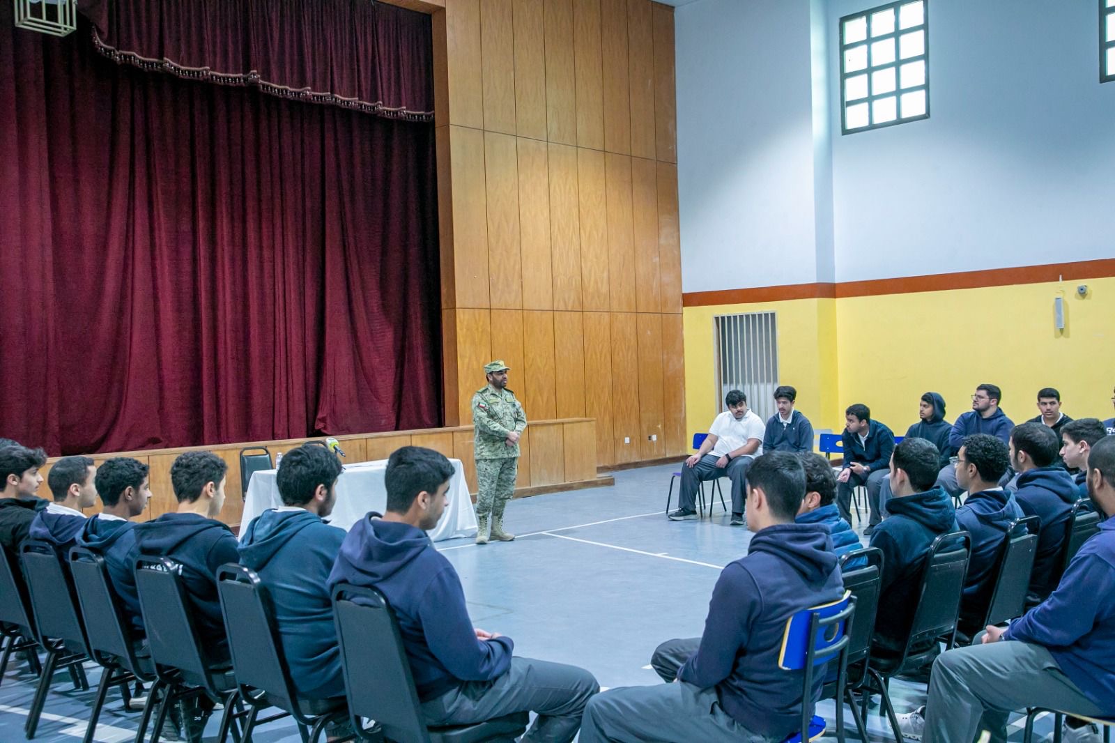 جانب من الحملة التوعوية التي أطلقها الحرس الوطني بالتعاون مع وزارة التربية لطلبة المرحلة الثانوية بهدف ترسيخ قيم الولاء والانتماء للوطن