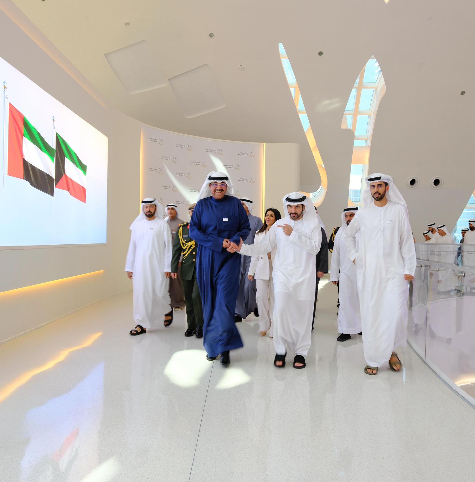 وزير الدفاع الكويتي برفقة ولي عهد دبي خلال جولتهما في مقر المنتدى الإعلامي الإماراتي - الكويتي