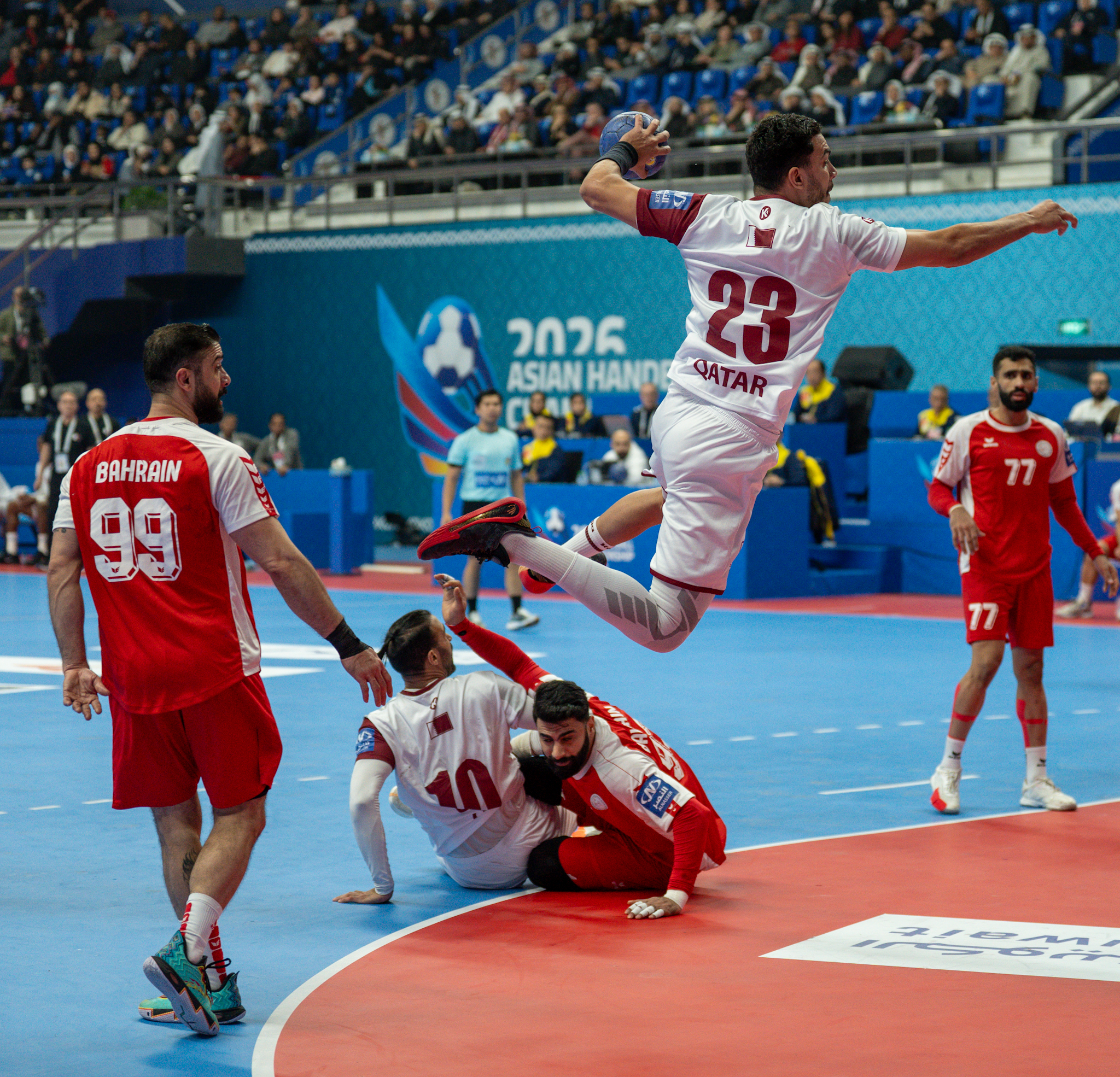 لاعب منتخب قطر يتخطى دفاع البحرين