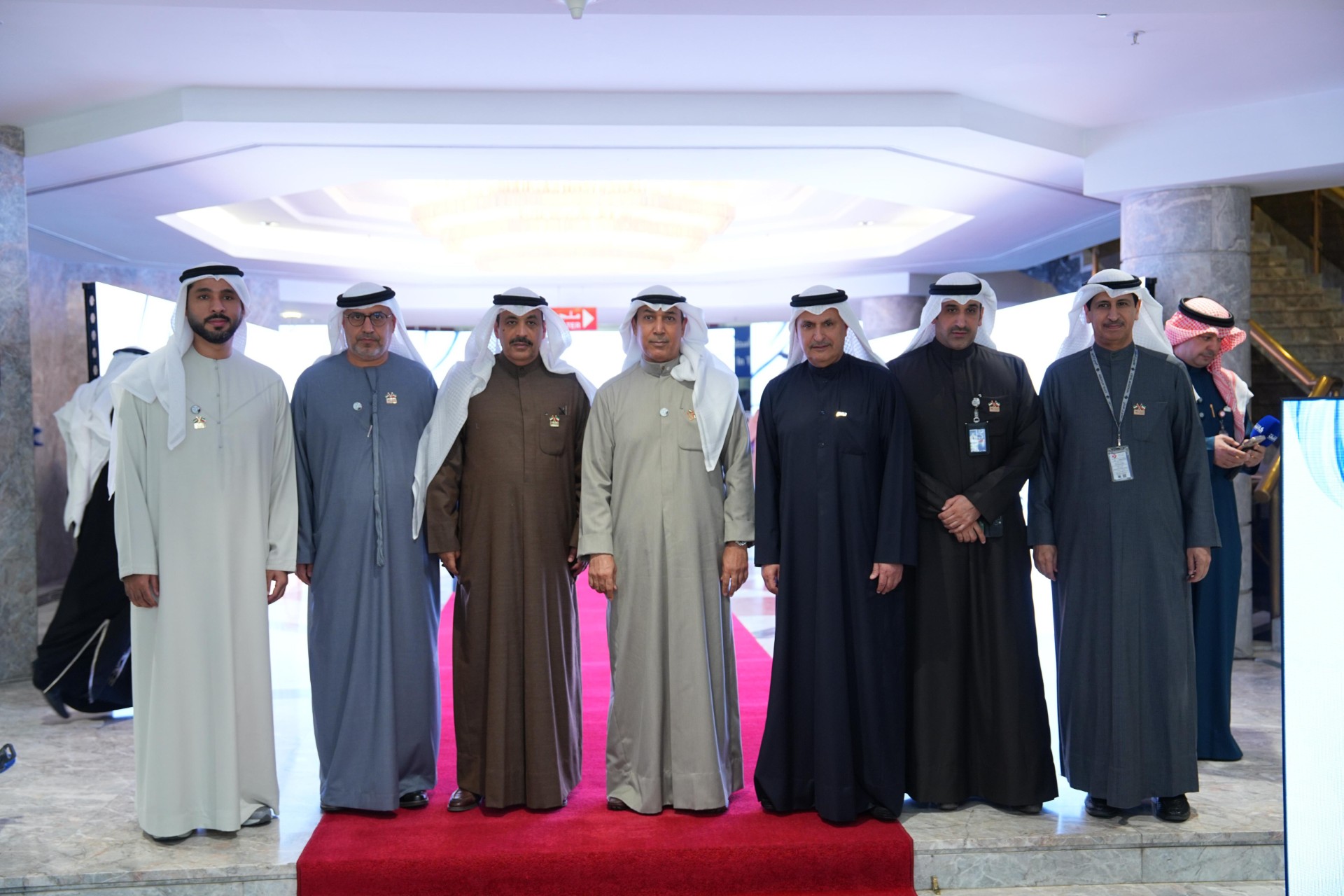 رئيس مجلس الإدارة للخطوط الجوية الكويتية خلال استقباله مسؤولين من طيران الإمارات