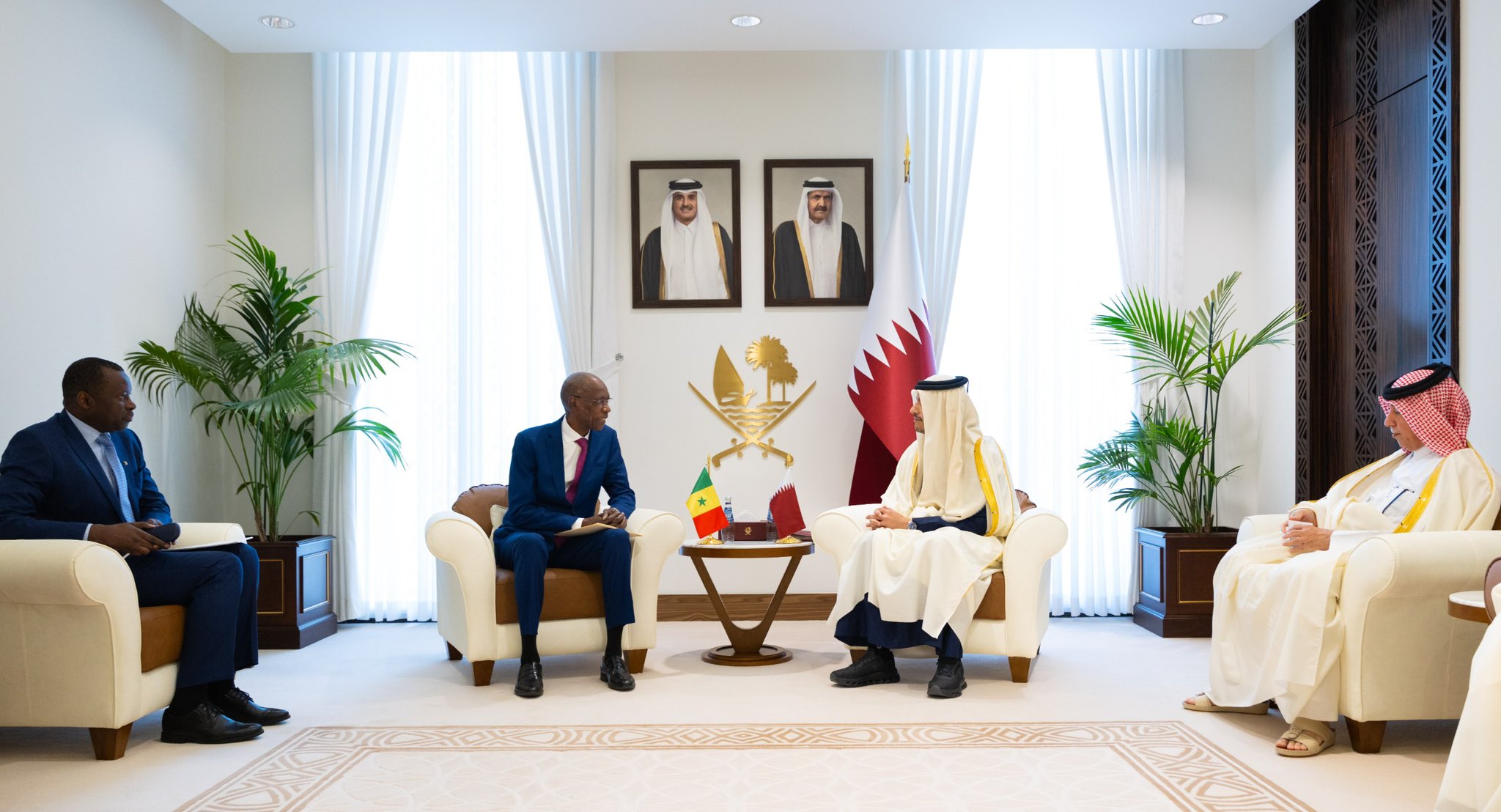 رئيس مجلس الوزراء وزير الخارجية القطري مع وزير التكامل الإفريقي والشؤون الخارجية والسنغاليين بالخارج