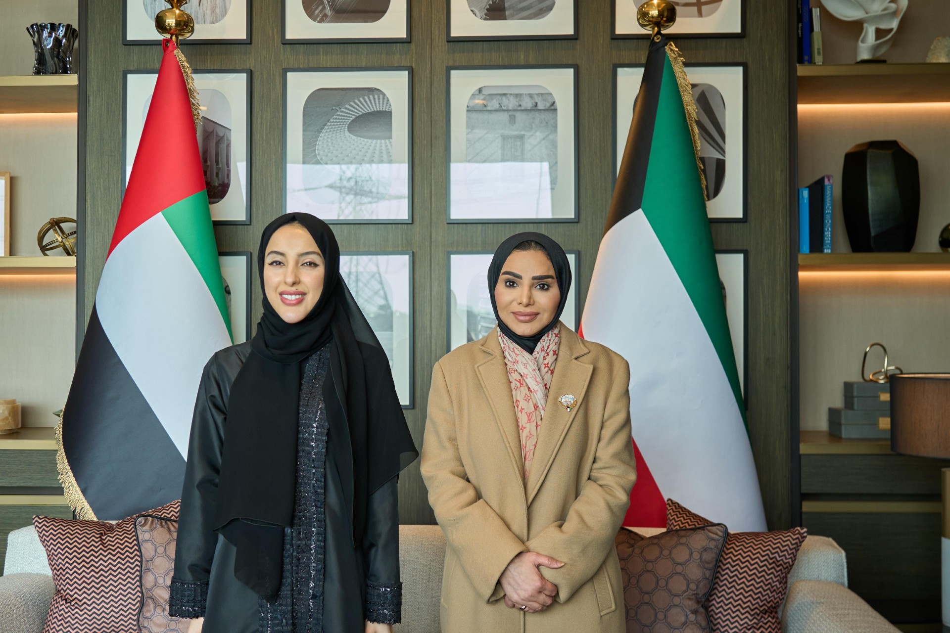 وزيرة الشؤون الاجتماعية الدكتورة أمثال الحويلة مع وزيرة تمكين المجتمع الإماراتية شما المزروعي
