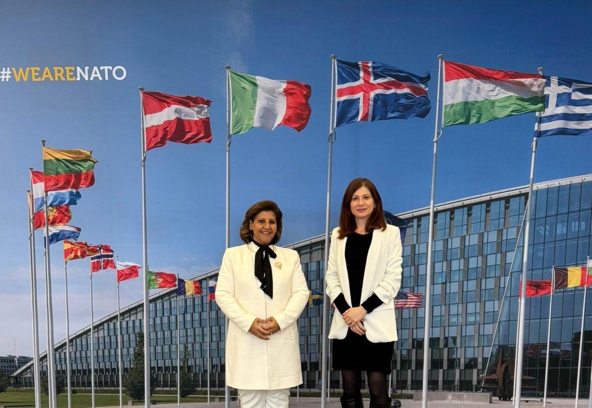 La ministre adjointe des Affaires étrangères, Cheikha Jawaher Ibrahim Al-Douaij Al-Sabah, et la représentante spéciale du secrétaire général de l’Otan, Irene Fellin.