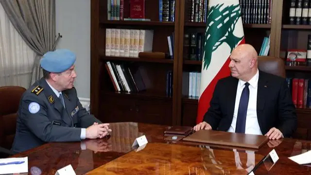 الرئيس اللبناني العماد جوزاف عون خلال استقبال رئيس هيئة مراقبي الهدنة الدوليين في الشرق الأوسط الجنرال باتريك غواشا