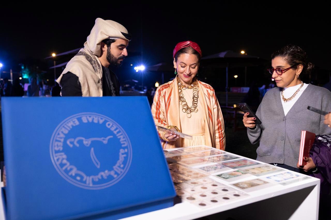 توقيع كتاب "أبجديات الكويت" للشيخة بيبي سالم الصباح بحديقة "أم الإمارات" بتنظيم من المجلس الأعلى للامومة والطفولة