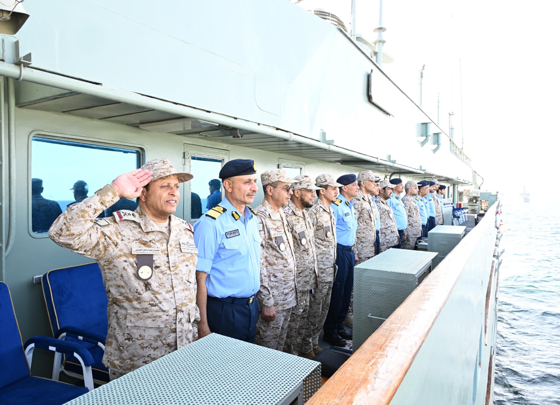 قائدا البحرية العمانية والسعودية يشهدان جانبا من التمرين العملي