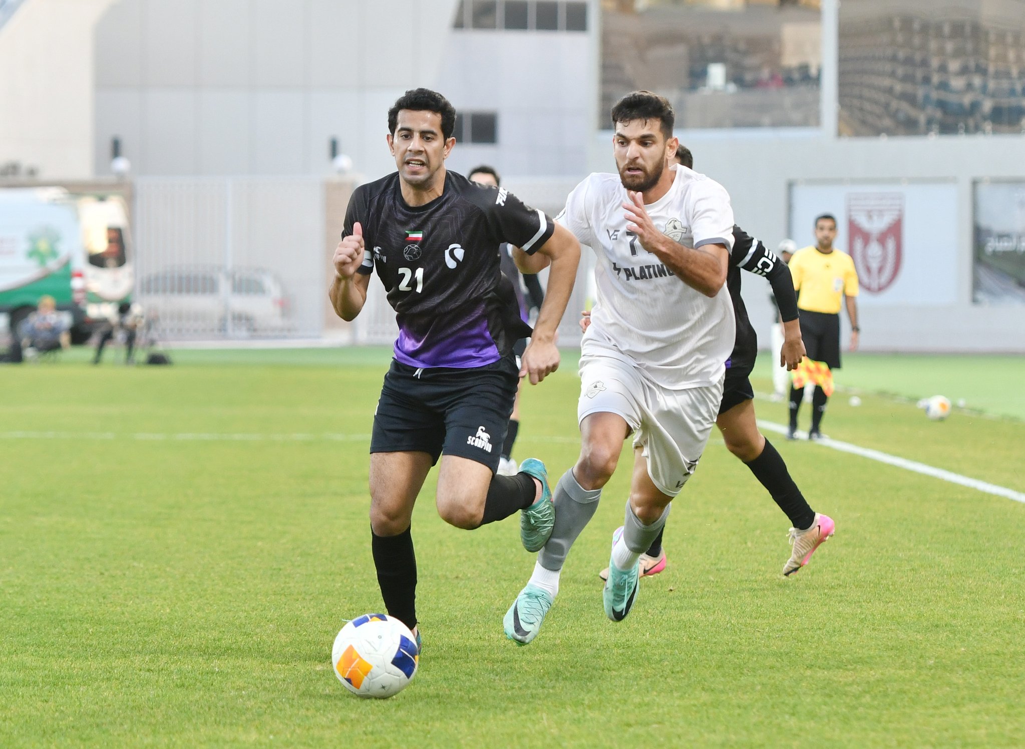 لاعب سبورتي ينطلق بالكرة ولاعب الجزيرة يلاحقه