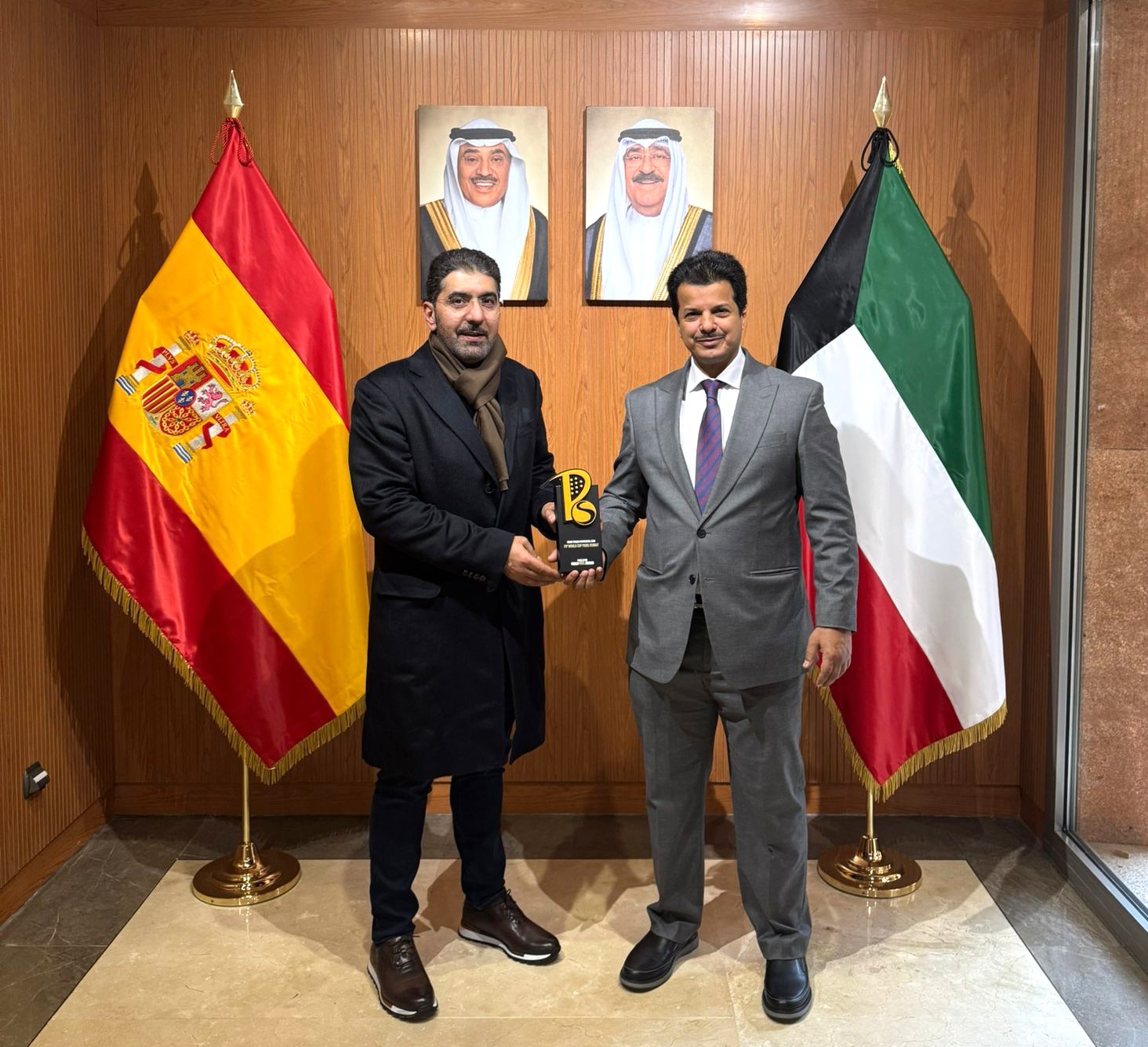 مدير بطولة كأس العالم للبادل الزوجي مشعل الأنصاري وسفير دولة الكويت لدى إسبانيا زياد الأنبعي
