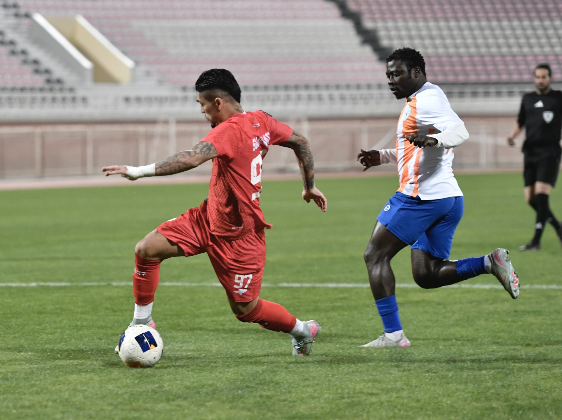 لاعب الصليبيخات يحاول المرور من لاعب كاظمة