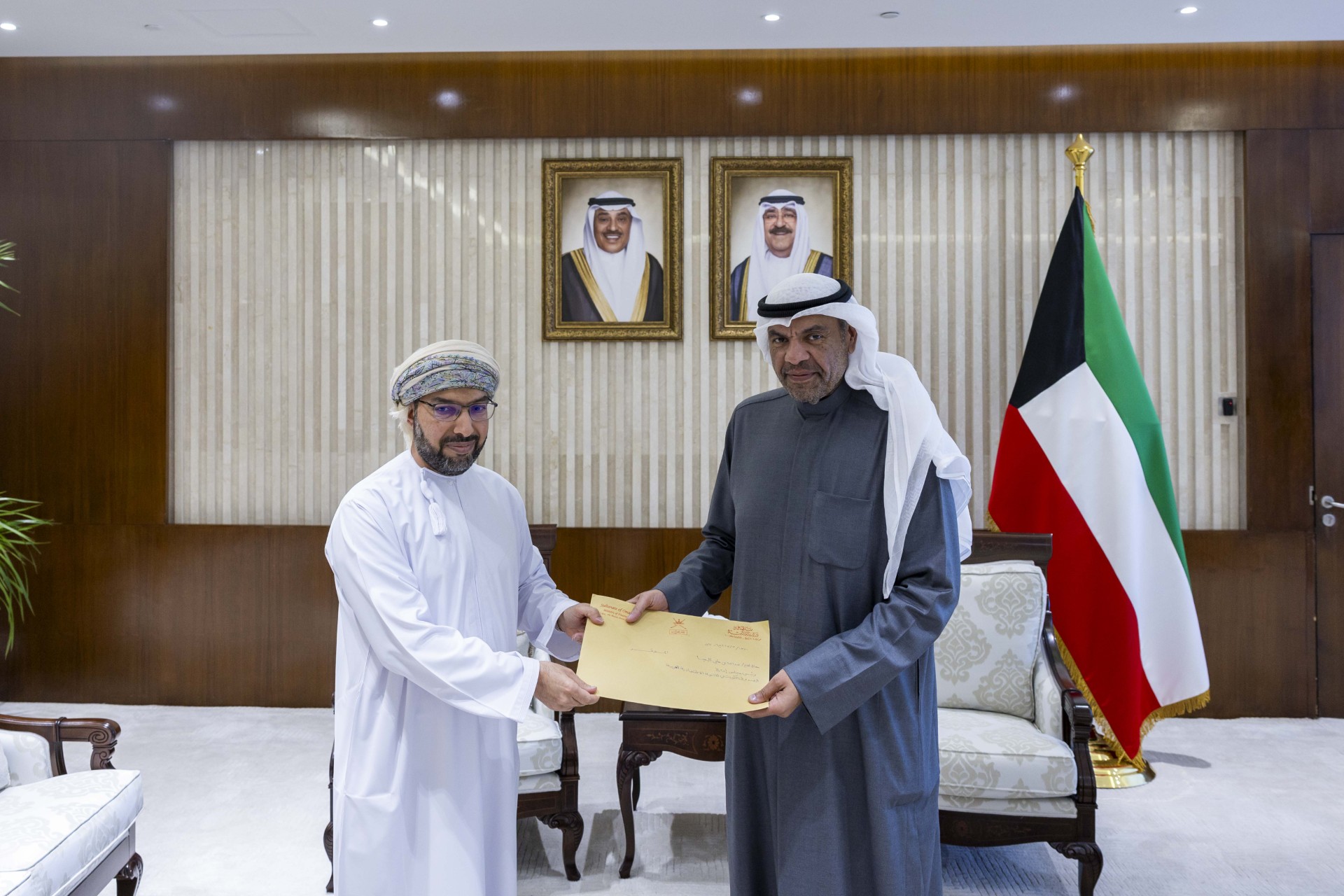 The Minister of Foreign Affairs receives written letter from Omani Finance Minister