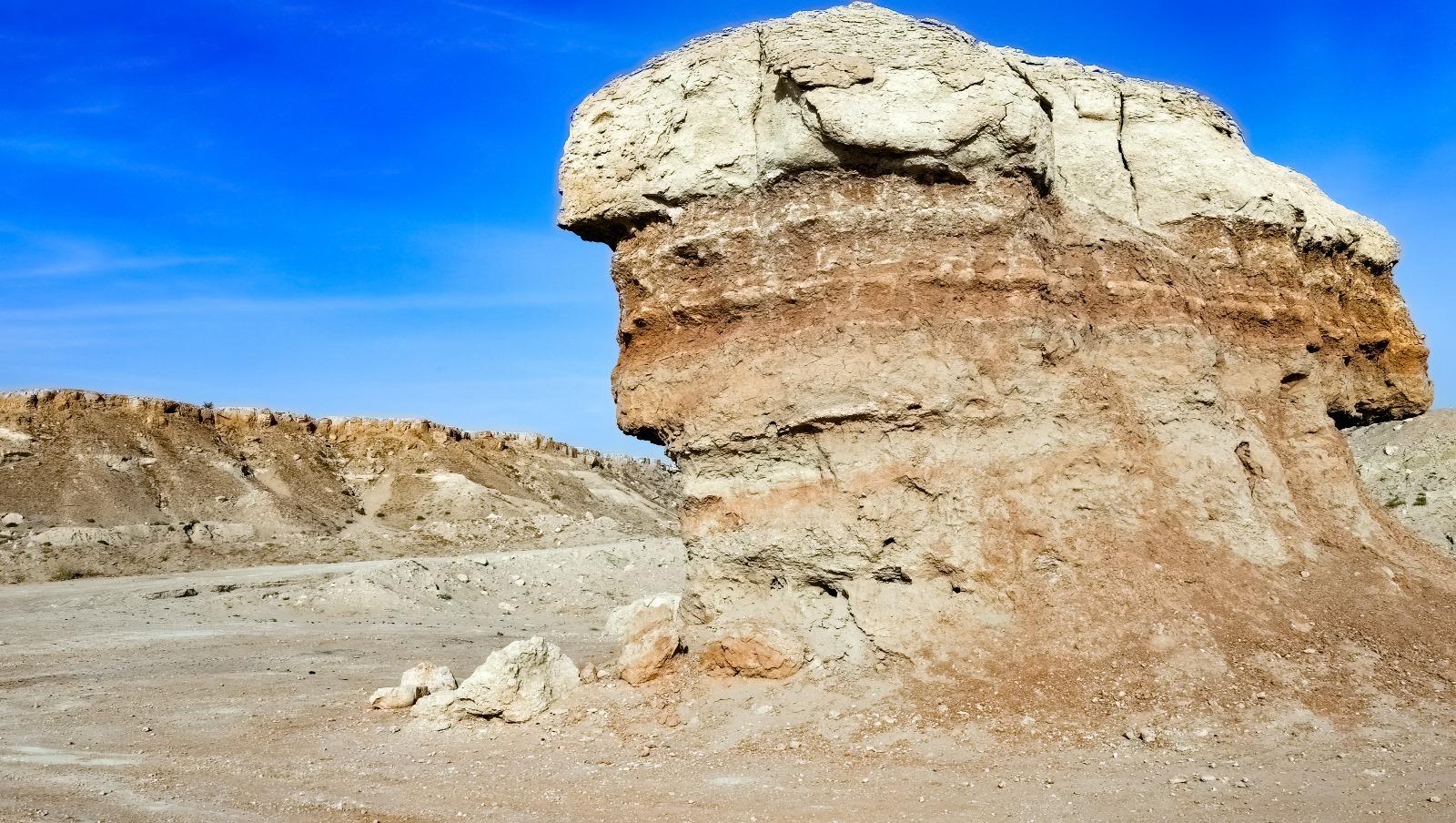طبقات من الطين الأحمر و الحجر الرملي الكلسي في جرف جال الزور