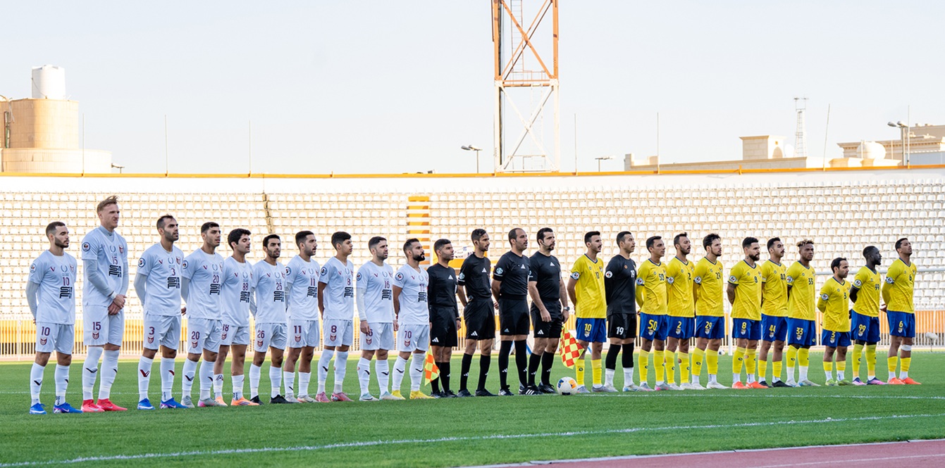 صورة جماعية لاعبي الفريقين مع الحكام قبل بداية المباراة