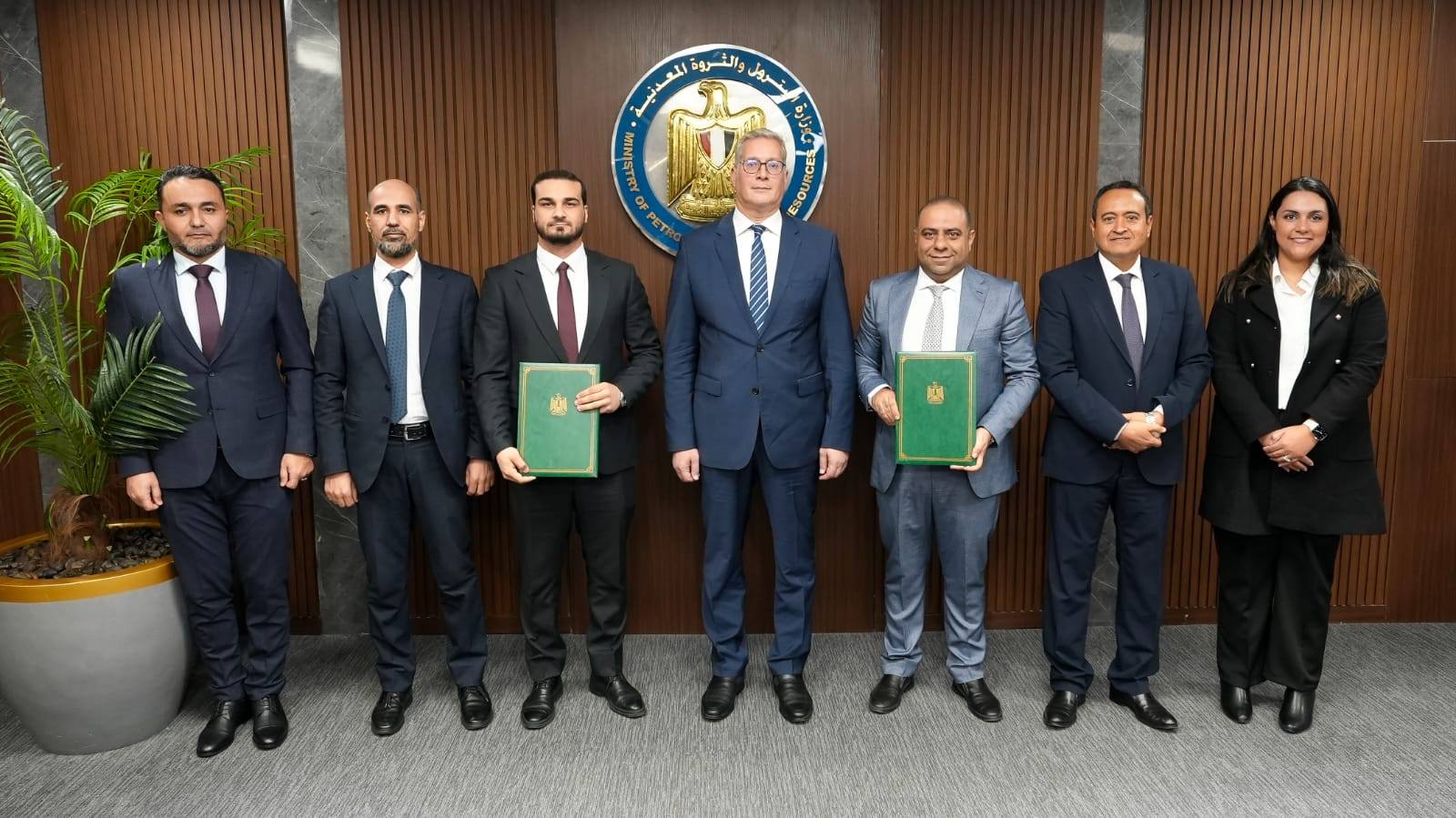 وزير  البترول والثروة المعدنية المصرية المهندس كريم بدوي مع وفد نفطي سوري رفيع المستوى برئاسة نائب وزير الطاقة لشؤون النفط غياث دياب