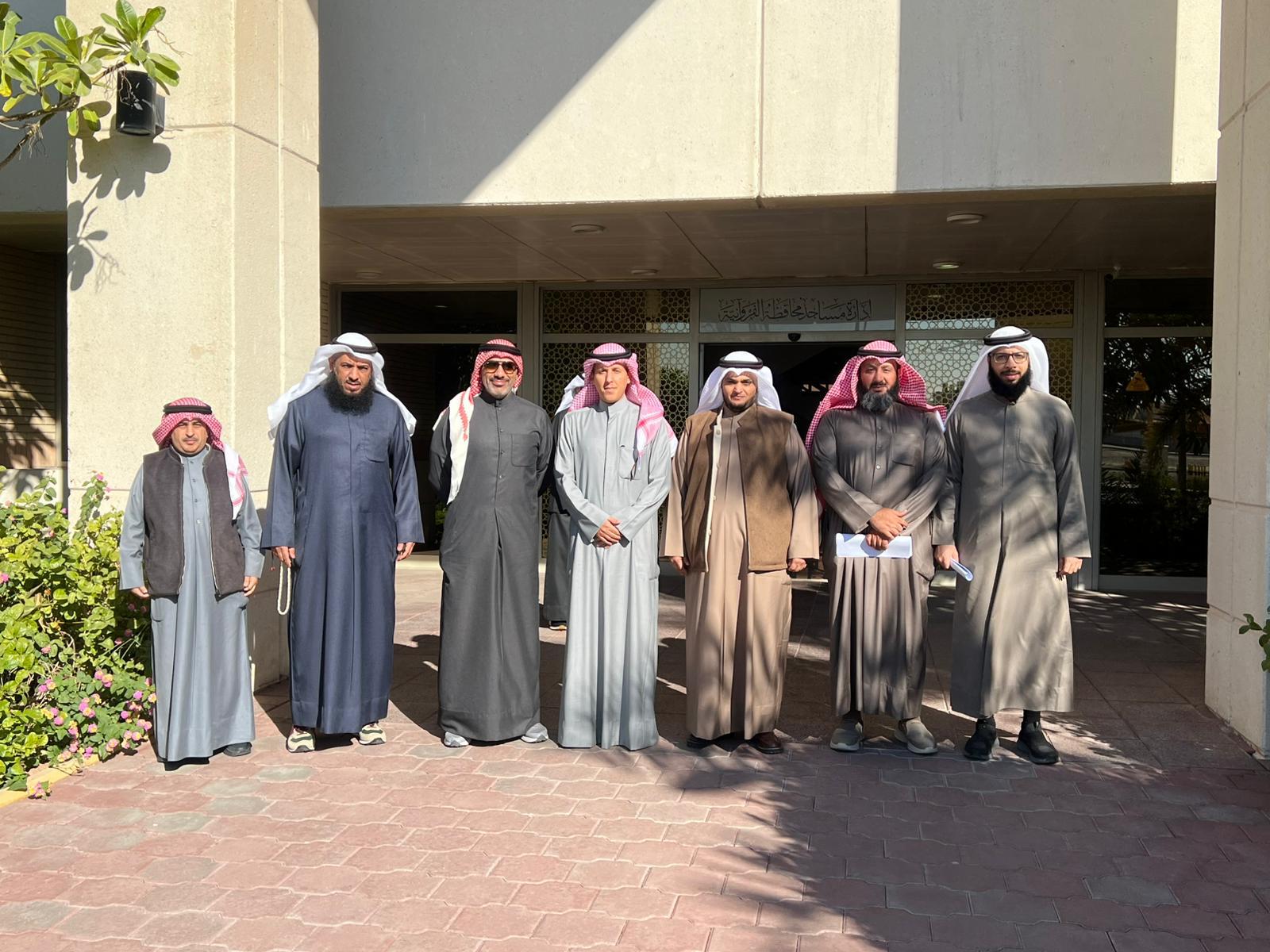 وزير «الأوقاف» د. محمد الوسمي مع عدد من مسؤولي إدارة مساجد محافظة الفروانية