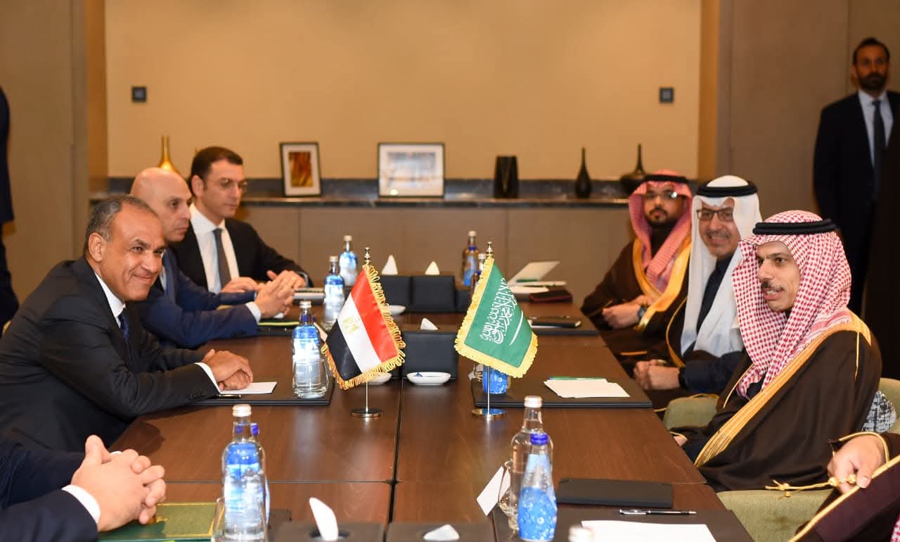 وزير الخارجية المصري د. بدر عبد العاطي يلتقي نظيره السعودي الأمير فيصل بن فرحان