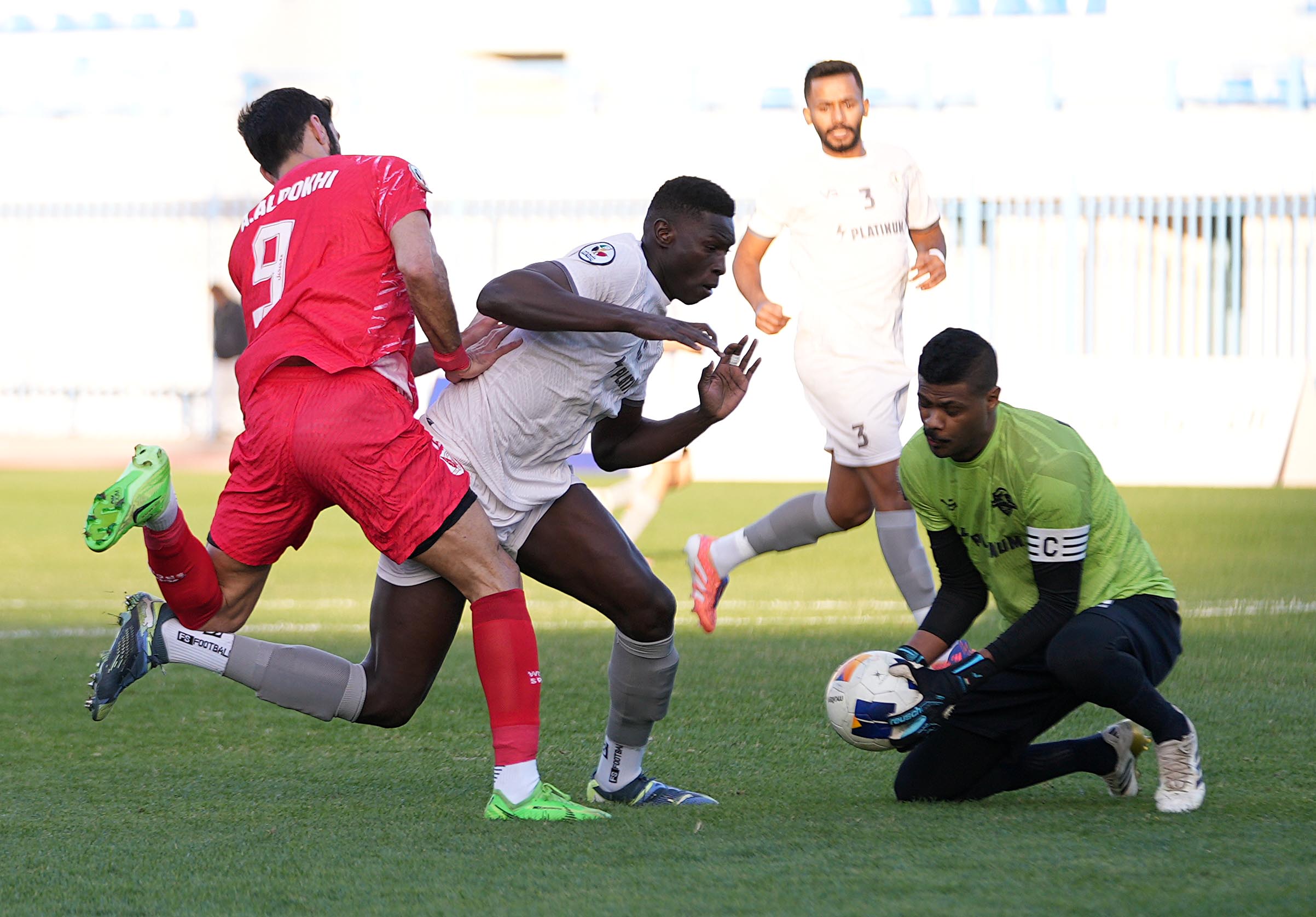 حارس الجزيرة يلتقط كرة من امام لاعب الفحيحيل