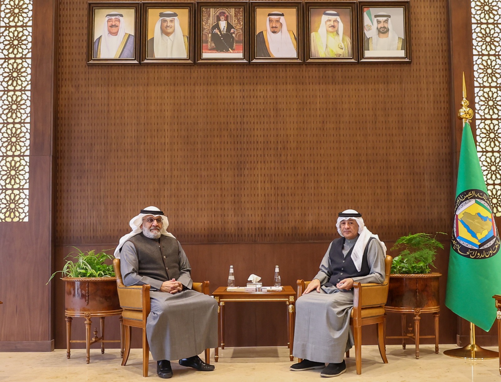 الأمين العام لمجلس التعاون جاسم البديوي خلال استقباله المدير التنفيذي بمجموعة البنك الدولي عبدالعزيز الملا