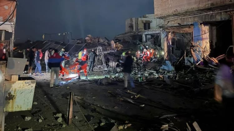 إحدى غارات الاحتلال الإسرائيلي على مبنى في منطقة صيدا