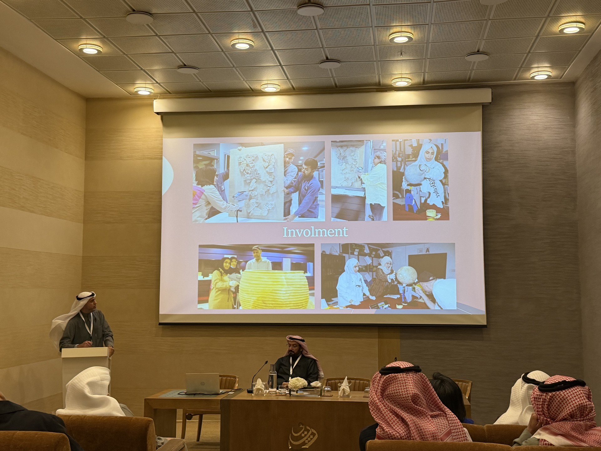 أستاذ الآثار والأنثروبولوجيا في جامعة الكويت الدكتور حسن أشكناني  خلال مشاركته في ندوة الآثار الخليجية  بالمنامة