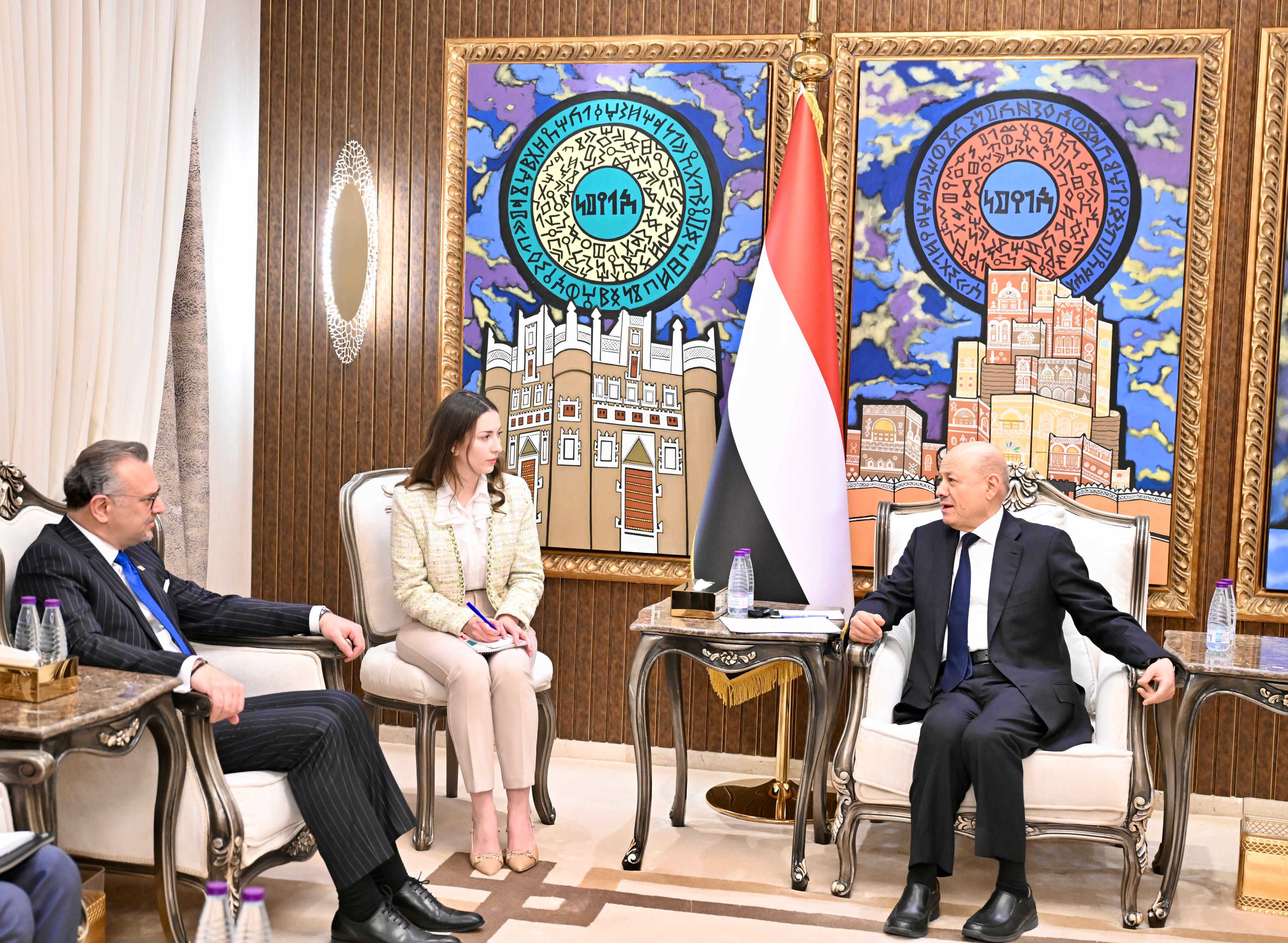 رئيس مجلس القيادة اليمني يبحث مع مستشار الرئيس الأمريكي العلاقات الثنائية ومكافحة الارهاب