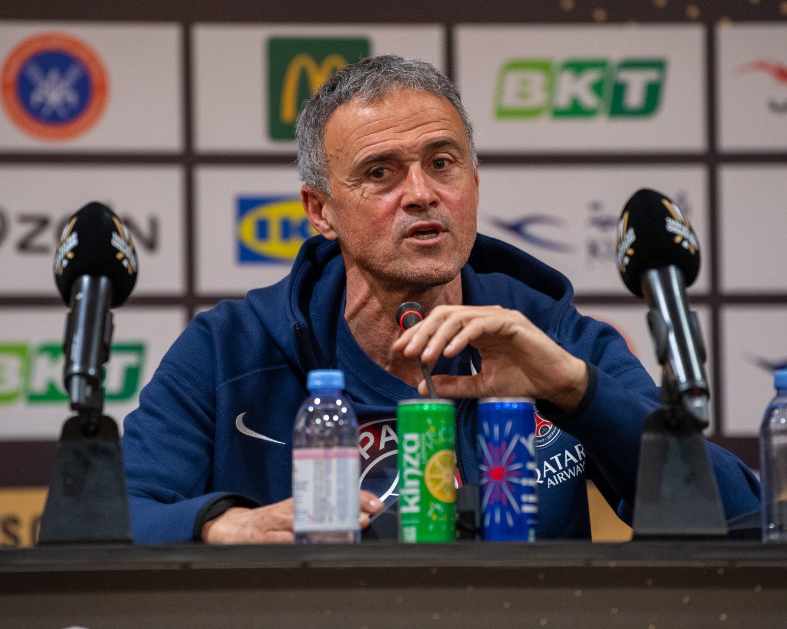 مدرب باريس سان جيرمان لويس انريكي اثناء المؤتمر الصحفي