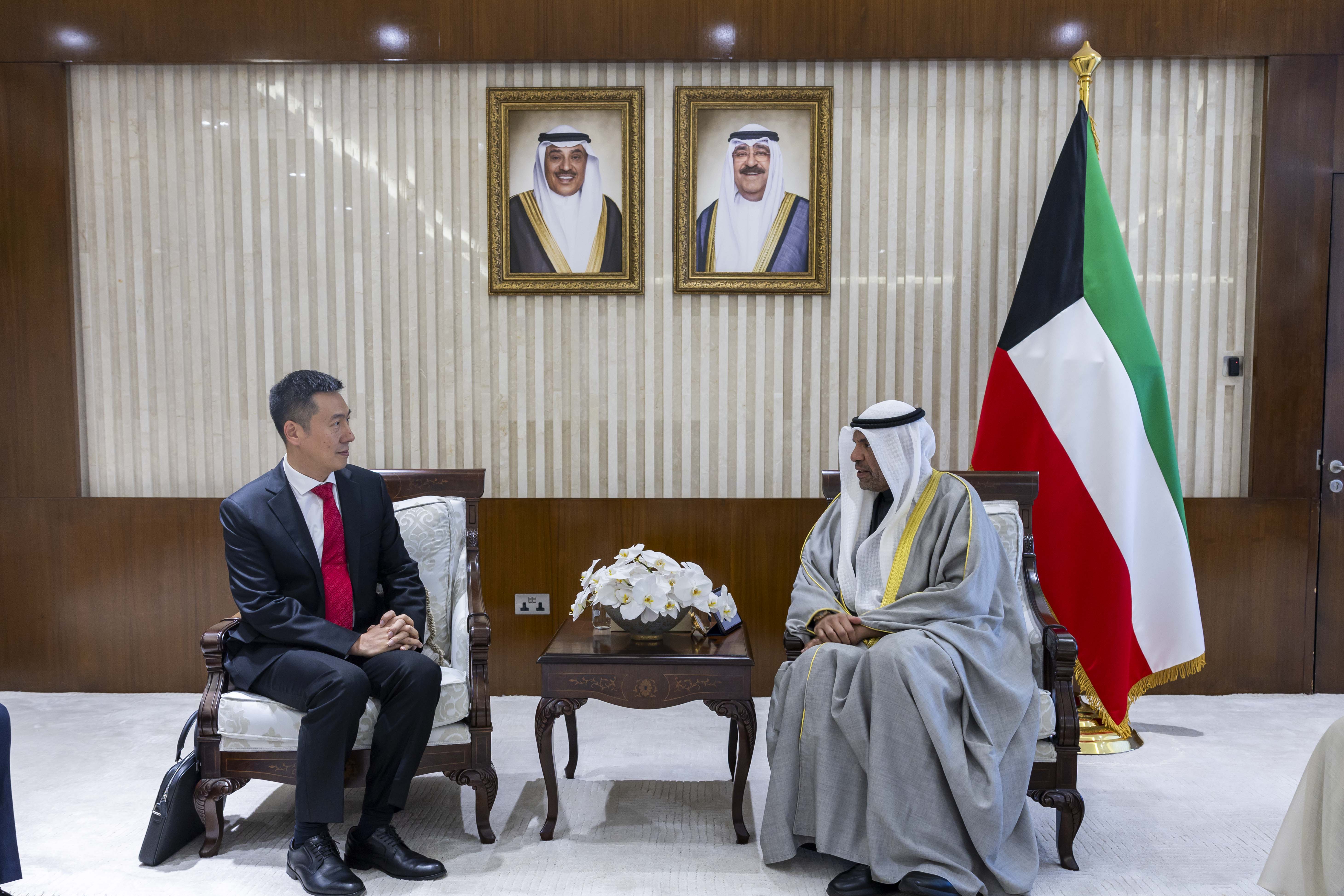 وزير الخارجية عبدالله اليحيا يتسلم نسخة من أوراق اعتماد سفير جمهورية الصين الشعبية لدى البلاد السفير يانغ شين