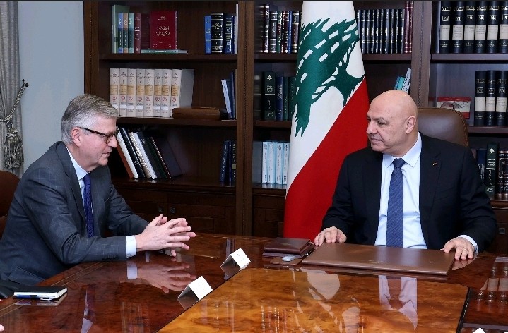 الرئيس اللبناني جوزاف عون خلال لقائه بوكيل الأمين العام للأمم المتحدة لادارة عمليات السلام جان بيار لاكروا