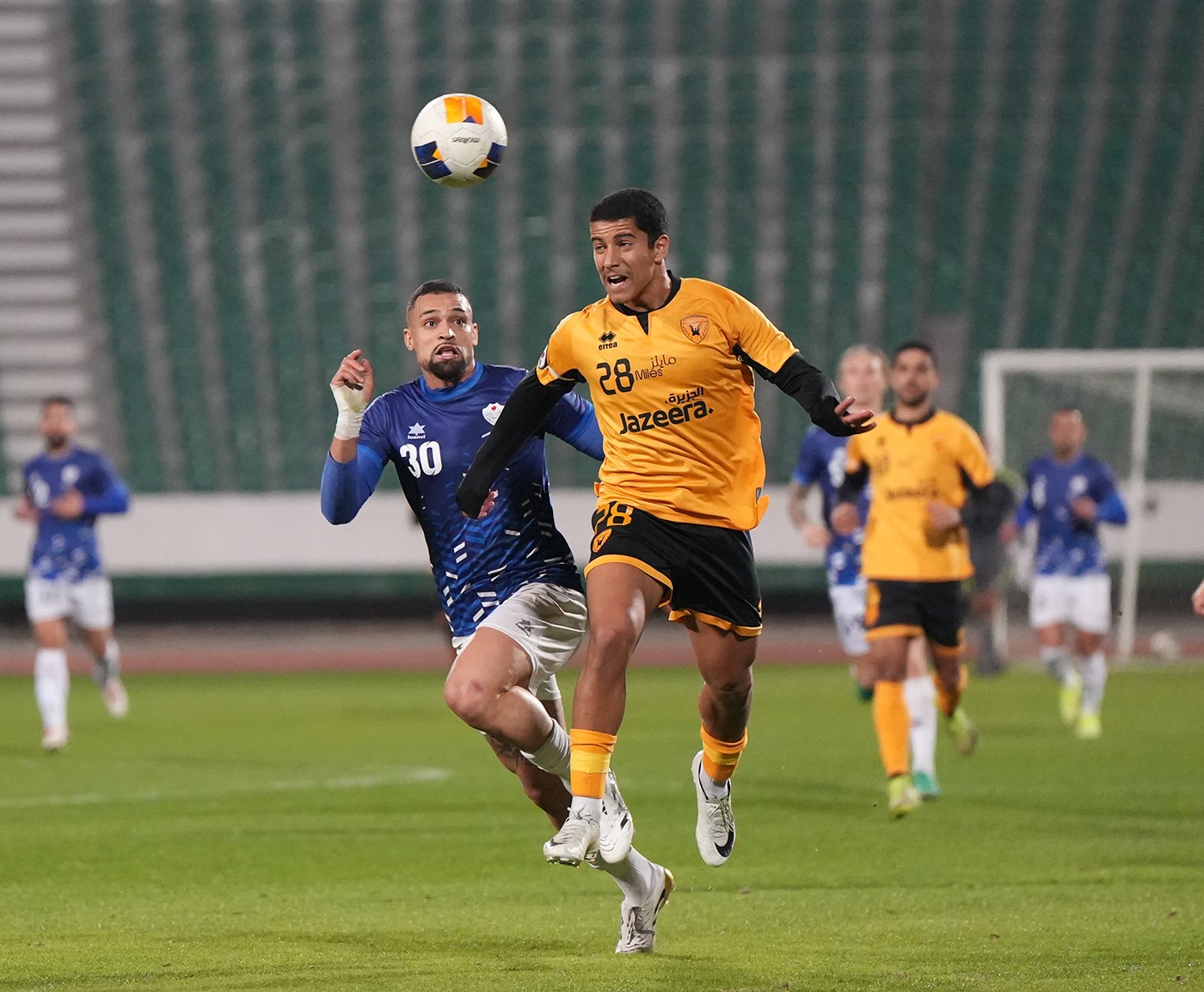 لاعب القادسية يحاول المرور بالكرة