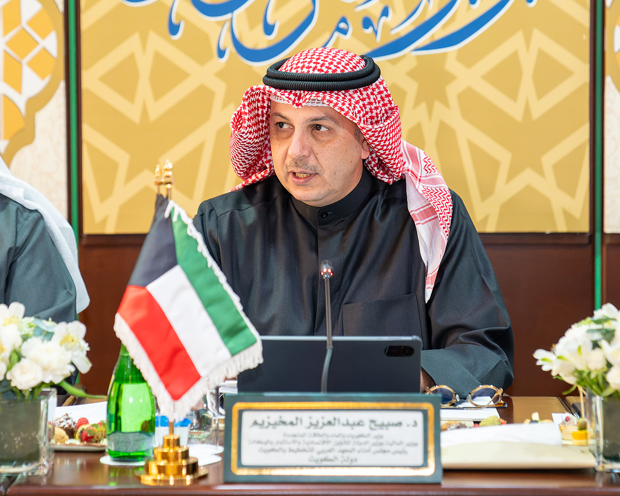 وزير الكهرباء والماء والطاقة المتجددة ووزير المالية ووزير الدولة للشؤون الاقتصادية والاستثمار بالوكالة - رئيس مجلس أمناء المعهدالعربي للتخطيط الدكتور صبيح المخيزيم  خلال القائه كلمة افتتاحية في الاجتماع