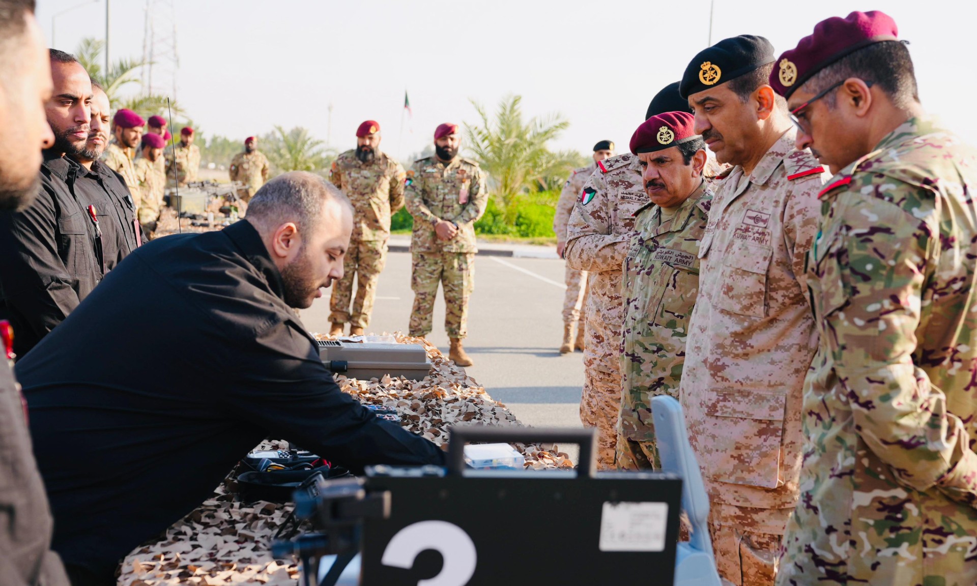 رئيس الأركان العامة للجيش الفريق الركن خالد الشريعان لدى زيارته الحرس الأميري