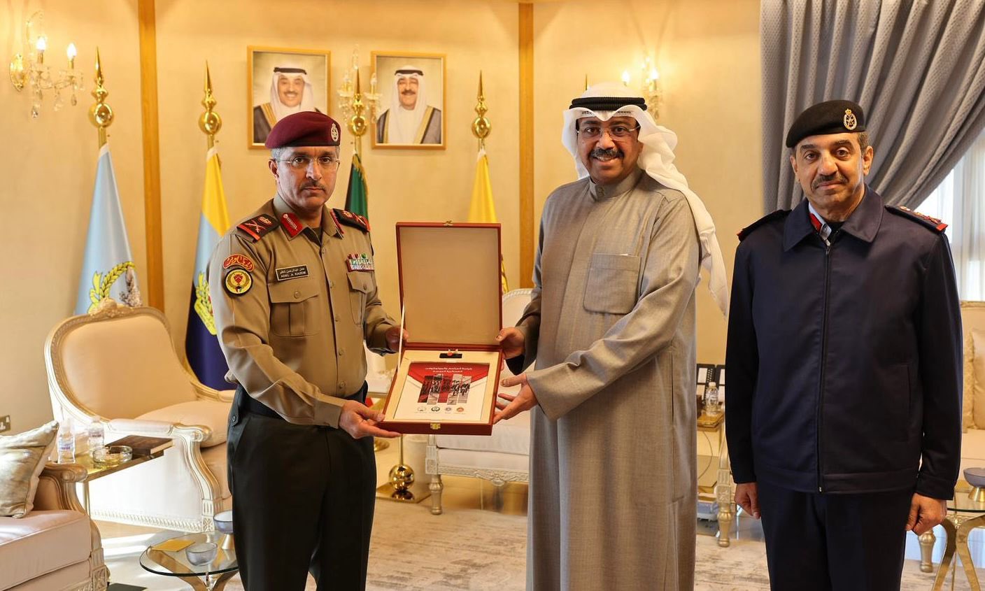 ?وزير الدفاع?? الشيخ عبدالله علي عبدالله السالم الصباح لدى تسلمه كراسة المراسم البروتوكولات العسكرية الموحدة للجهات العسكري