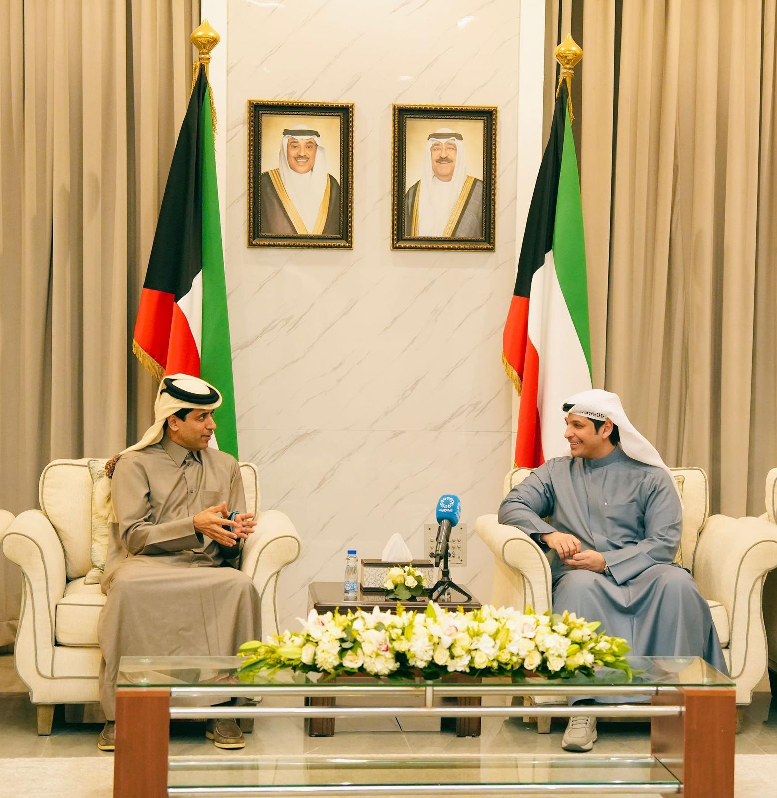 وزير الإعلام والثقافة ووزير الدولة لشؤون الشباب عبدالرحمن المطيري خلال لقاءه مع رئيس مجلس إدارة مجموعة (بي إن) الإعلامية ناصر الخليفي