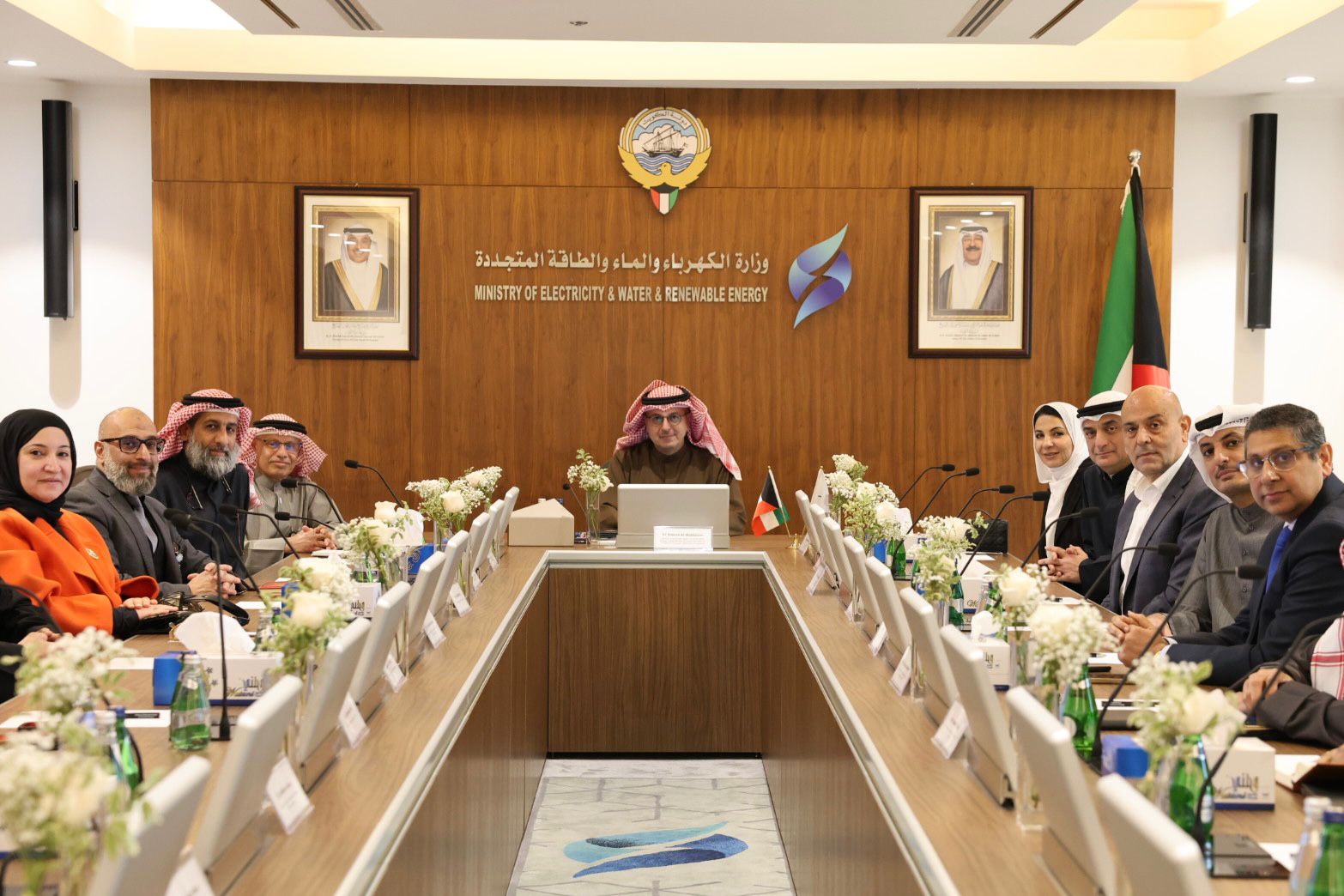 وزير (الكهرباء والماء) د.صبيح المخيزيم خلال اجتماعه مع ممثلي شركة التحالف الخليجي للطاقة والمياه