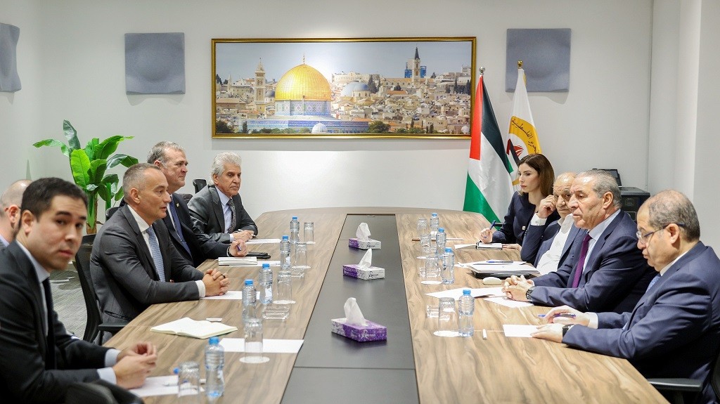 نائب الرئيس الفلسطيني حسين الشيخ خلال لقائه مع السياسي نيكولاي ميلادينوف