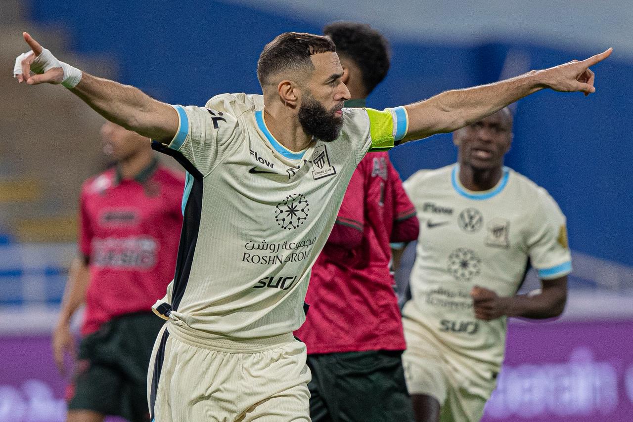 كريم بنزيما محتفلا بالهدف