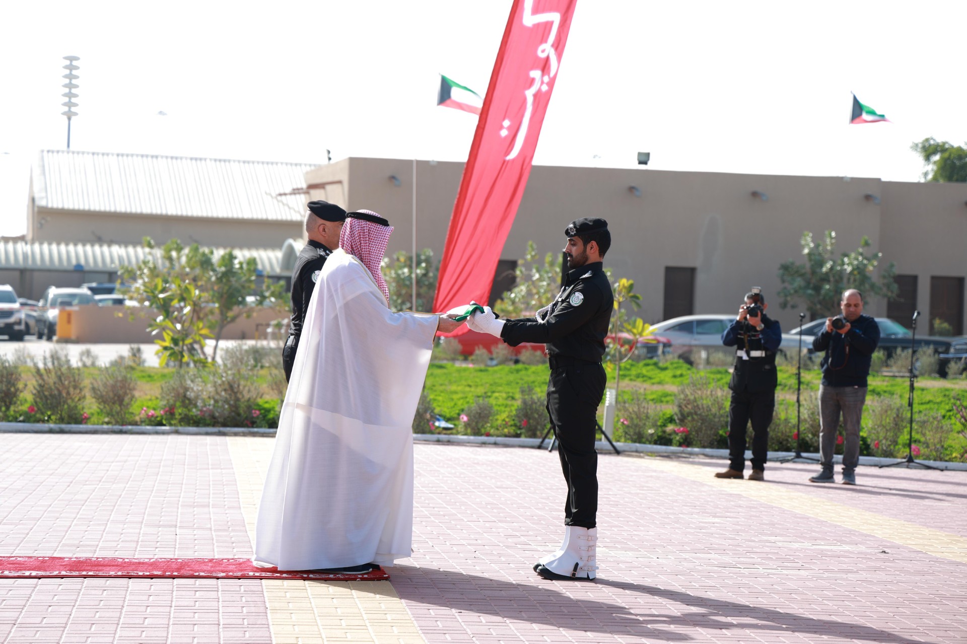 محافظ العاصمة يرفع علم البلاد في المحافظة اليوم