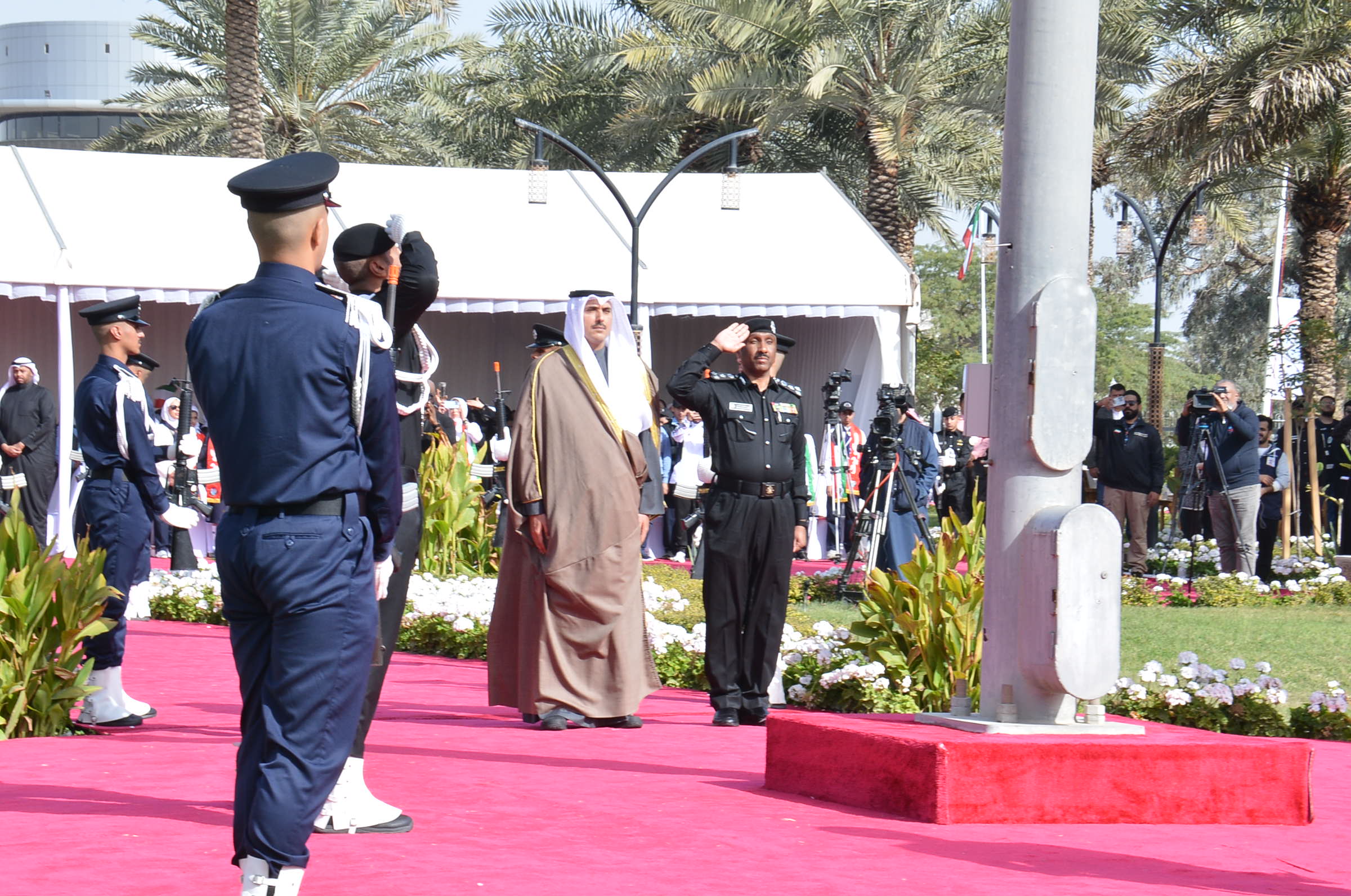 (محافظ الاحمدي) خلال مراسم رفع العلم بالمحافظة