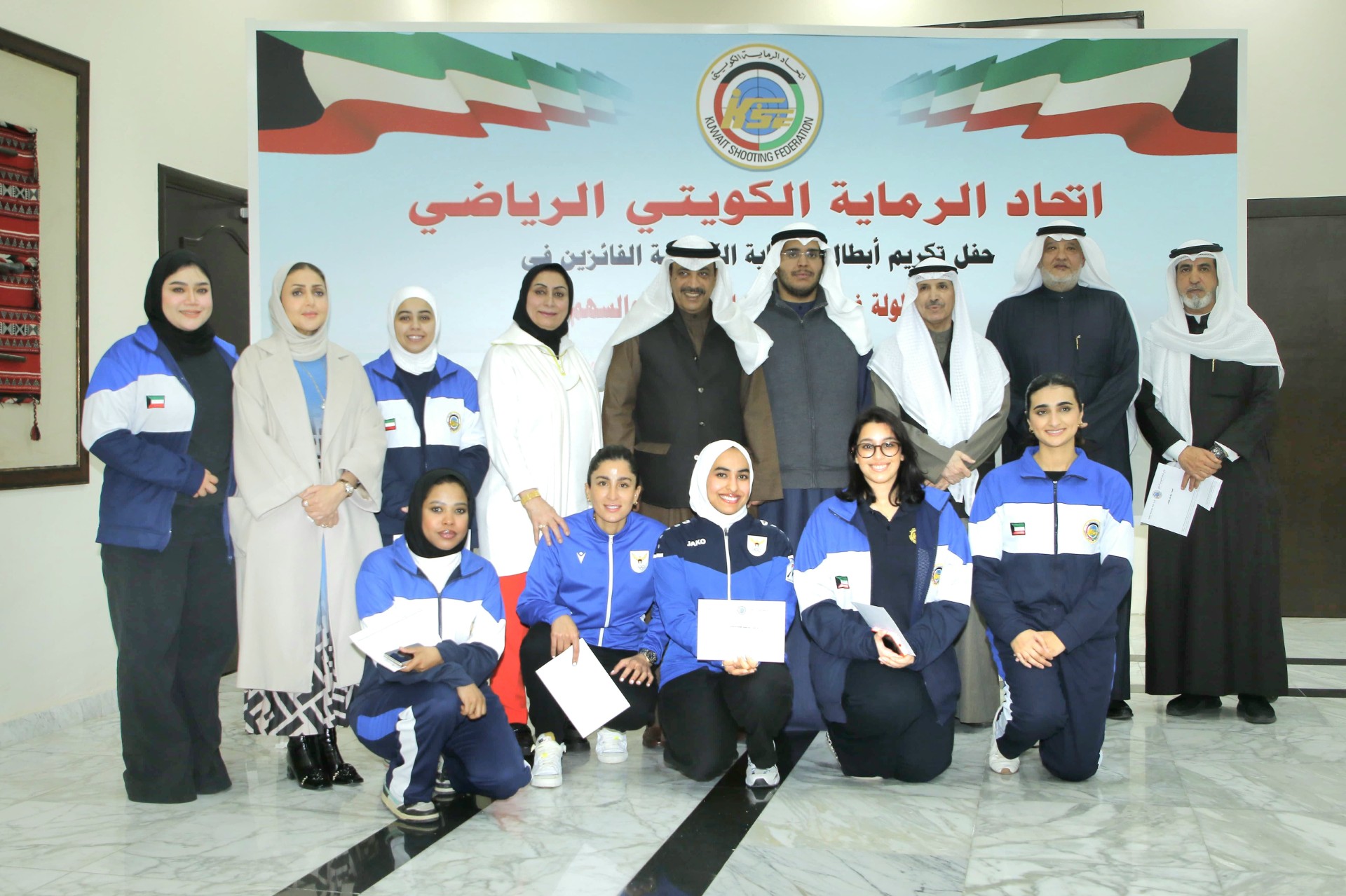 رئيس وأعضاء الاتحاد مع راميات المنتخب الكويتي المكرمات