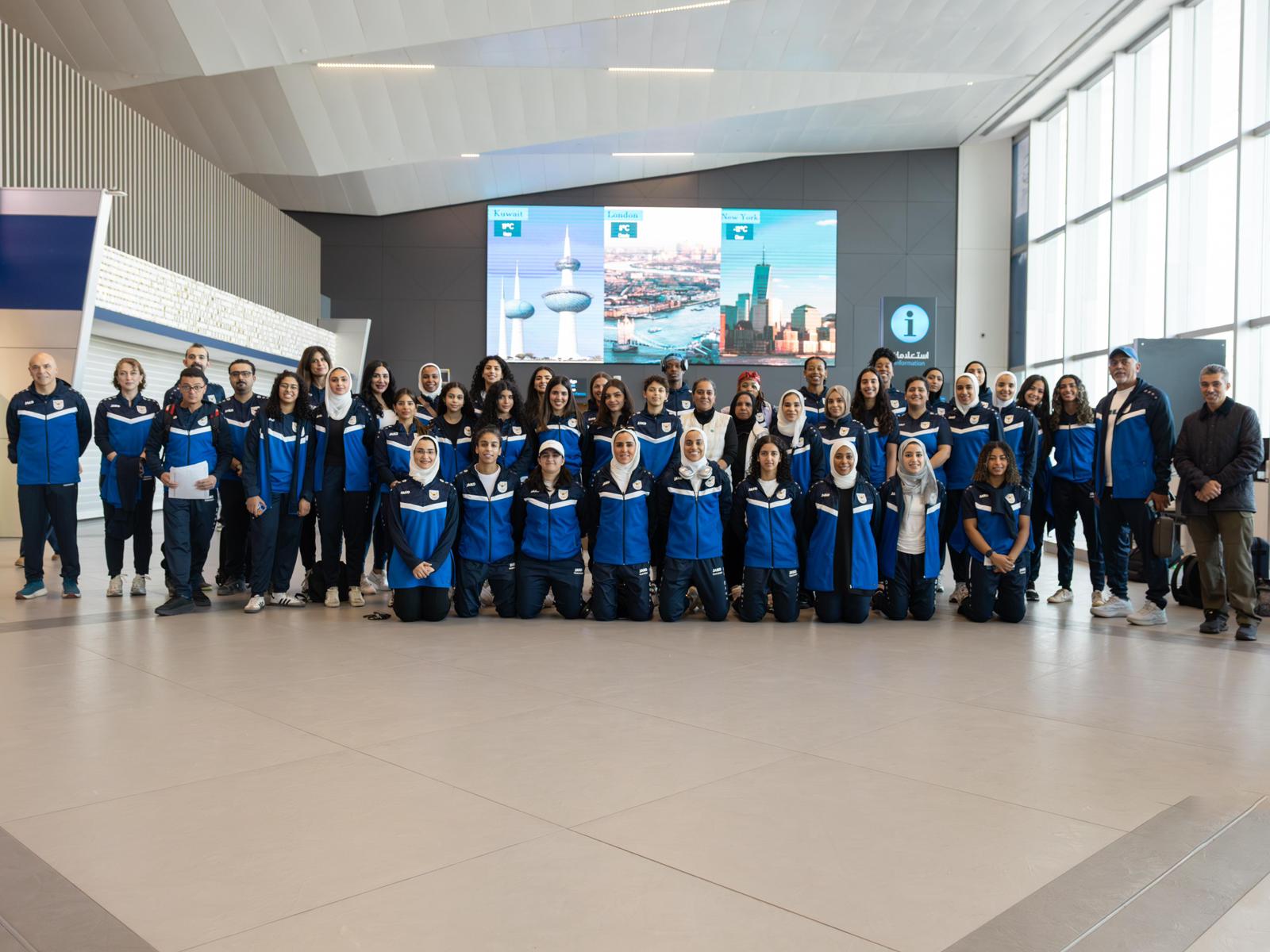 عضو مجلس إدارة اللجنة الأولمبية الكويتية ورئيس لجنة المرأة فاطمة حيات رفقة لاعبات الكويت قبل التوجيه إلى الشارقة للمشاركة بدورة الألعاب الثامنة للسيدات