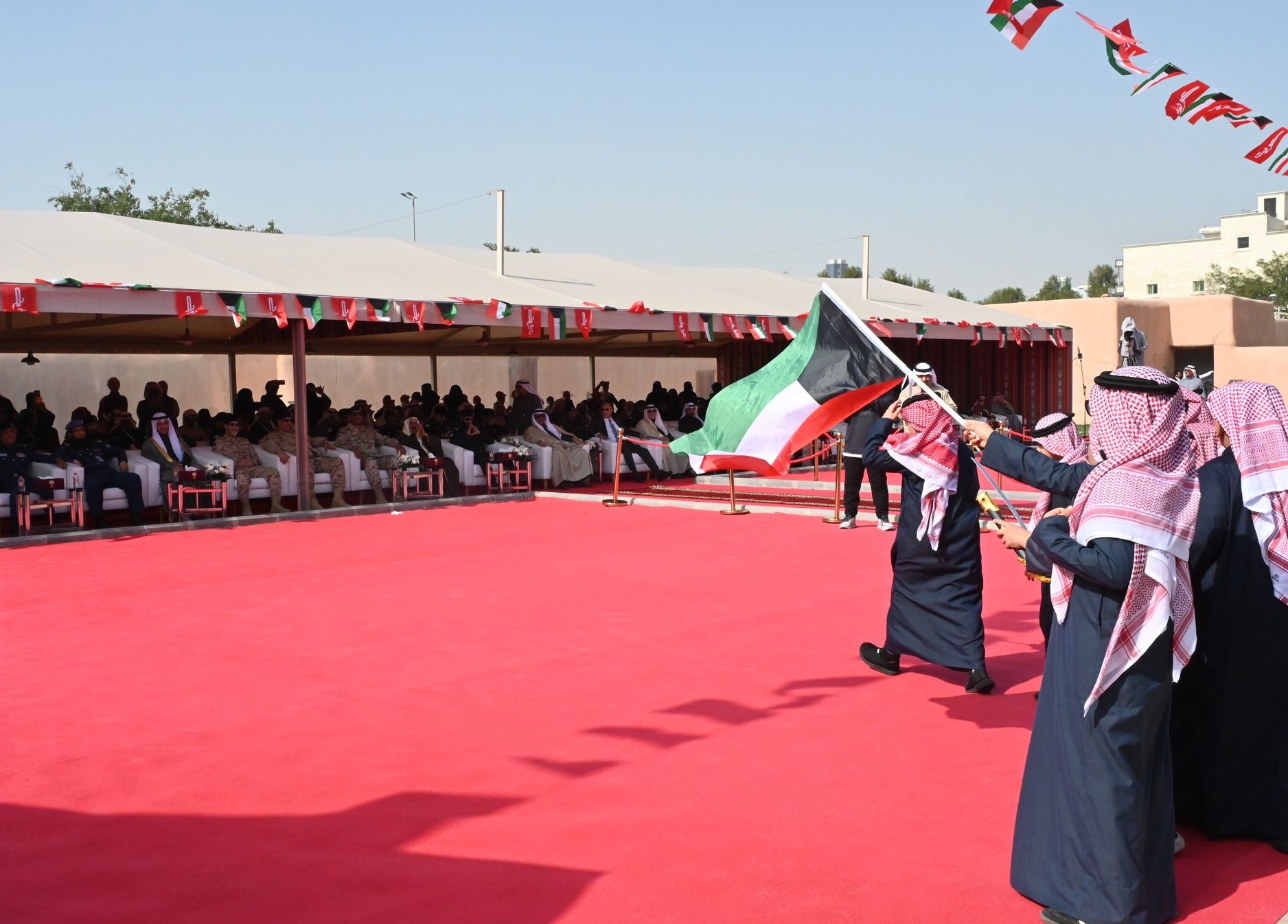 محافظ الجهراء يشهد مراسم رفع العلم إيذانا ببدء الاحتفال بالاعياد الوطنية للبلاد