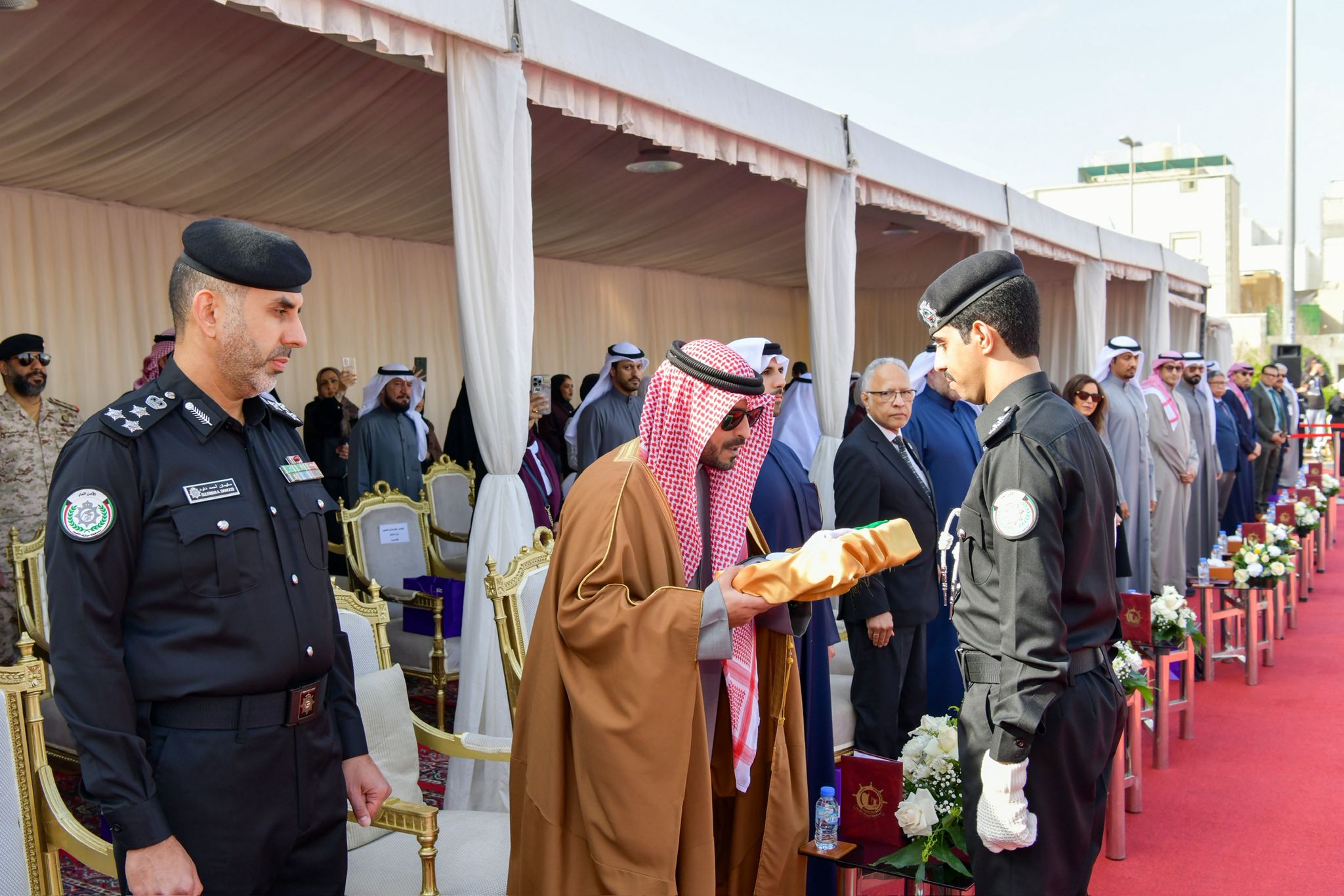 محافظ مبارك الكبير ومحافظ حولي بالتكليف الشيخ صباح بدر صباح السالم الصباح يقبل علم الكويت
