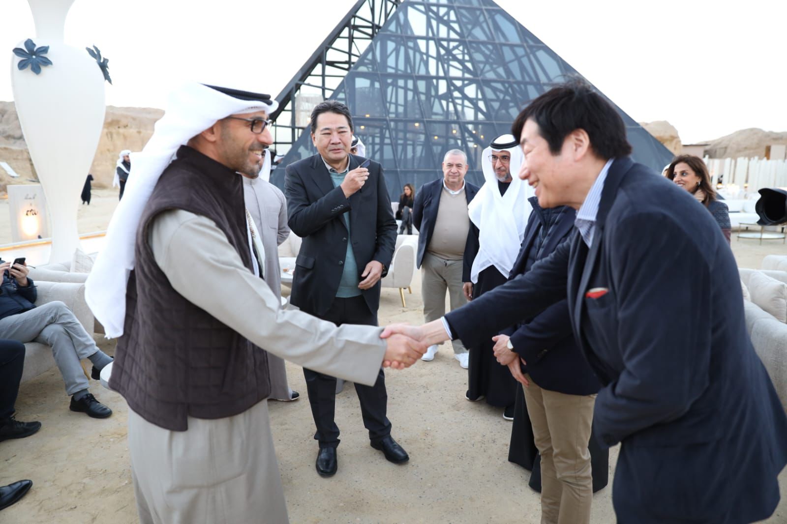 الرئيس التنفيذي لمؤسسة البترول الكويتية  الشيخ نواف سعود الصباح والعضو المنتدب للتسويق العالمي الشيخ خالد احمد الصباح خلال استقبالهم كبار زبائن المؤسسة المشاركين في بطولة الغولف