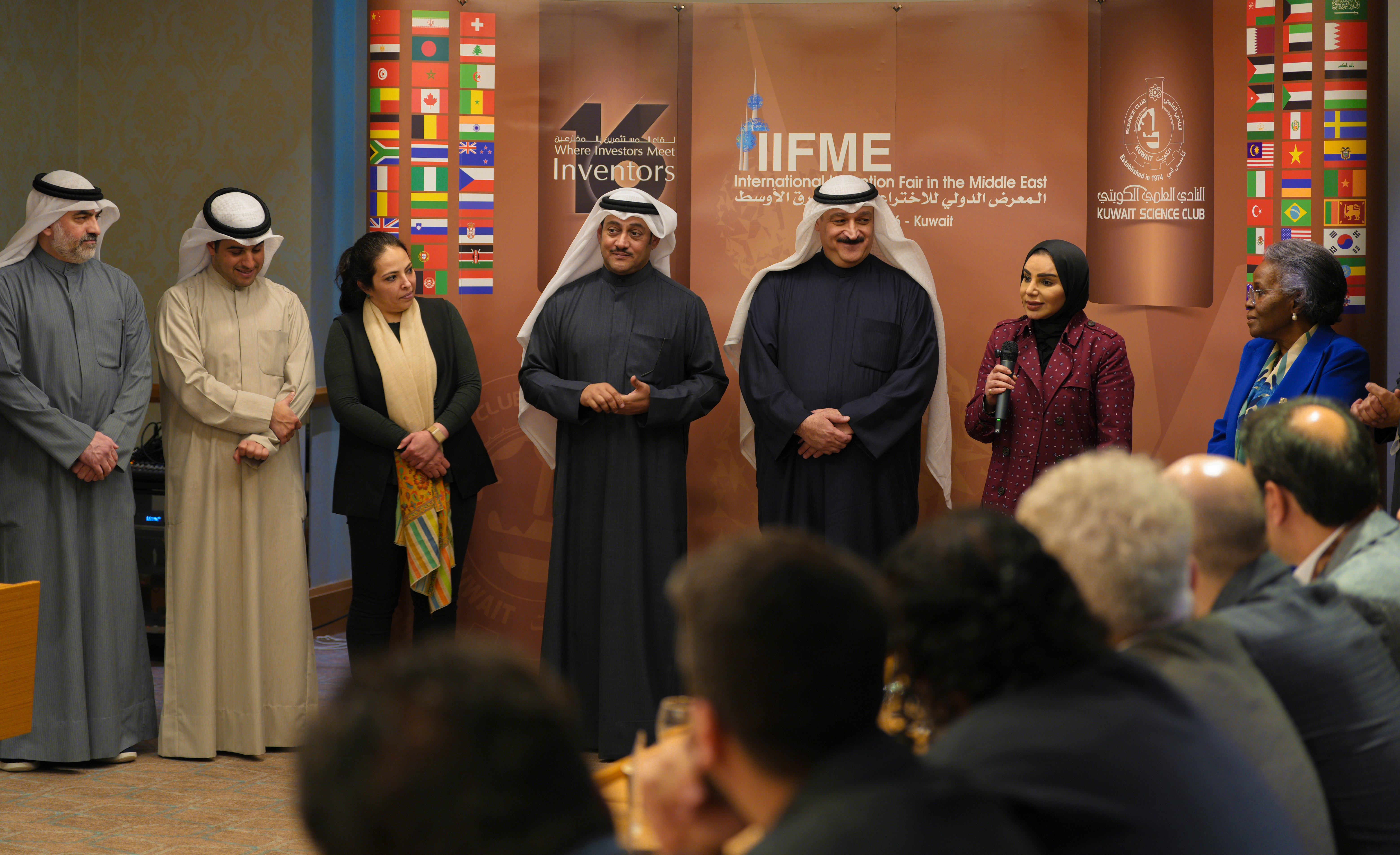 وزير الصحة د. أحمد العوضي وزيرة الشؤون الاجتماعية د. أمثال الحويلة ومدير عام (التقدم العلمي) د. أمينة فرحان ورئيس النادي العلمي طلال الخرافي