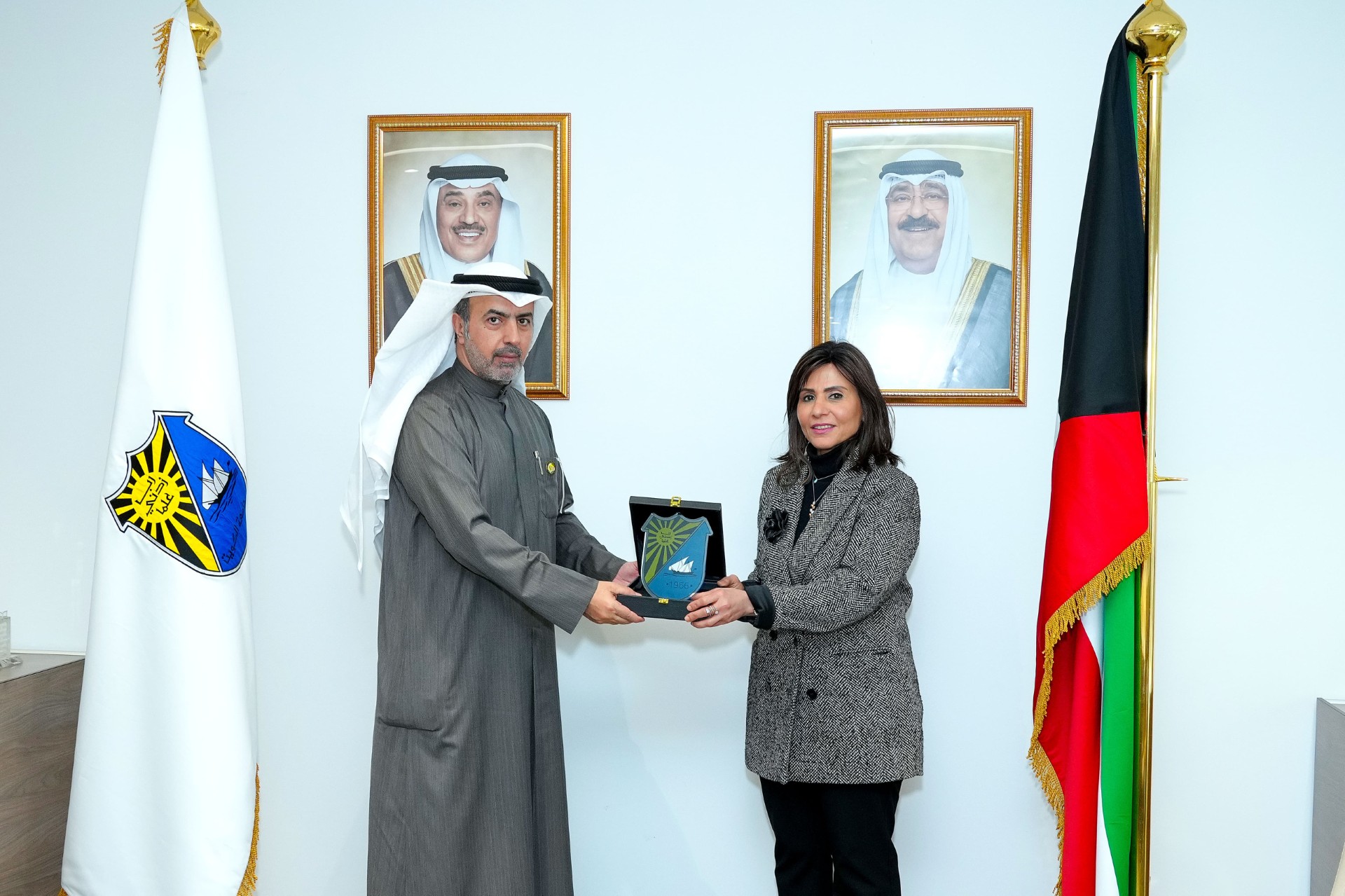 رئيس مركز مجلس التعاون لإدارة حالات الطوارئ العميد حقوقي الدكتور راشد المري مع مدير جامعة الكويت الدكتورة دينا الميلم