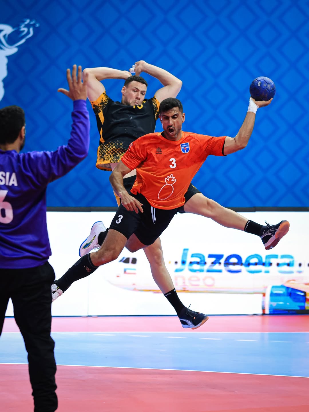 لاعب كاظمة منفردا بحارس القادسية